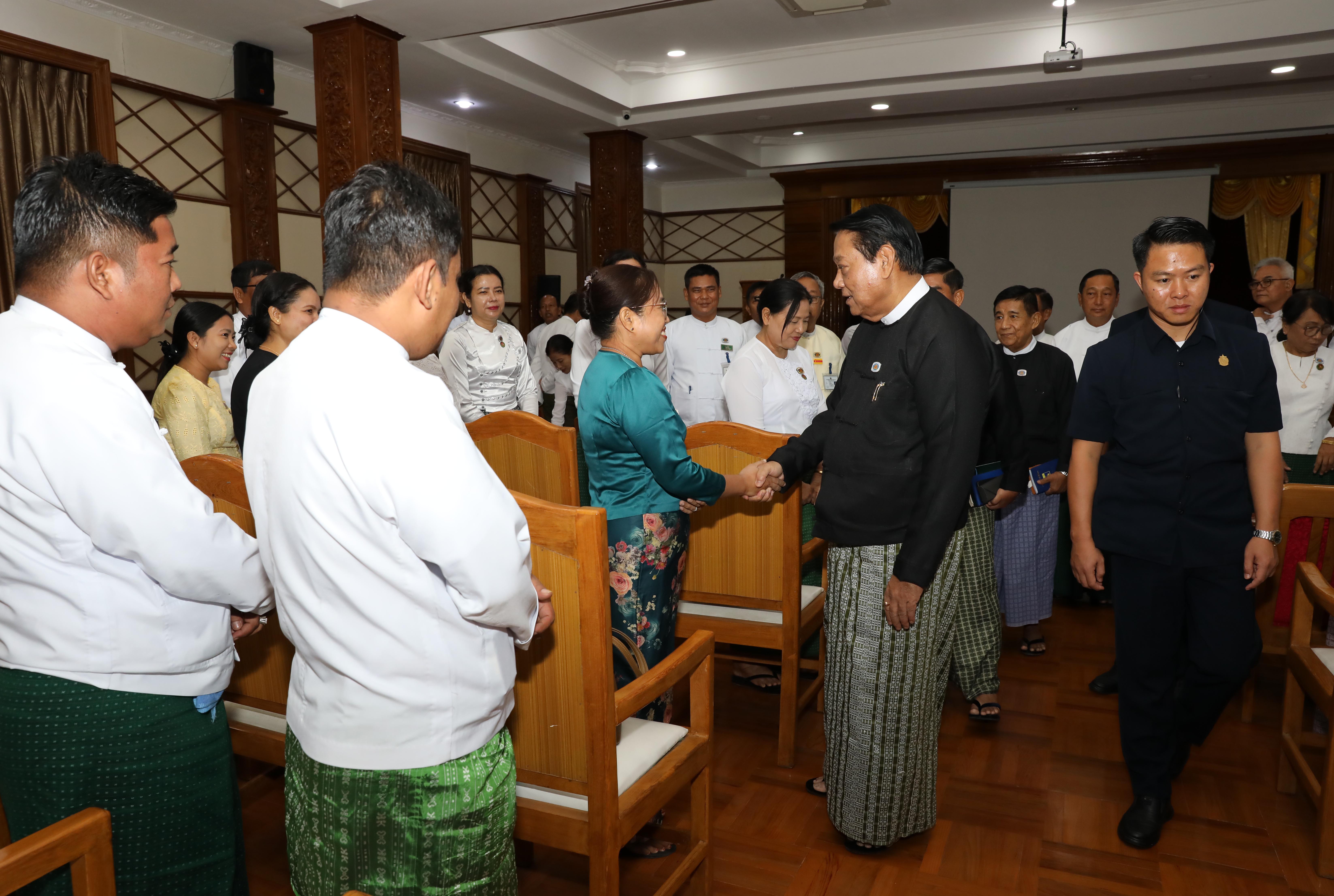 ပြည်သူ့လွှတ်တော်ဥက္ကဋ္ဌဦးခင်ရီသည်မန္တလေးတိုင်းဒေသကြီးအတွင်းရှိလွှတ်တော်ကိုယ်စားလှယ်များ၊ရေးရာကော်မတီဥက္ကဋ္ဌများ၊အတွင်းရေးမှူးများနှင့်တွေ့ဆုံတိုင်းဒေသကြီးလွှတ်တော်ရုံးဝန်ထမ်းသားသမီးများအားပညာသင်ထောက်ပံ့ငွေများနှင့်စားသောက်ကုန်ပစ္စည်းများထောက်ပံ့ပေးအပ်