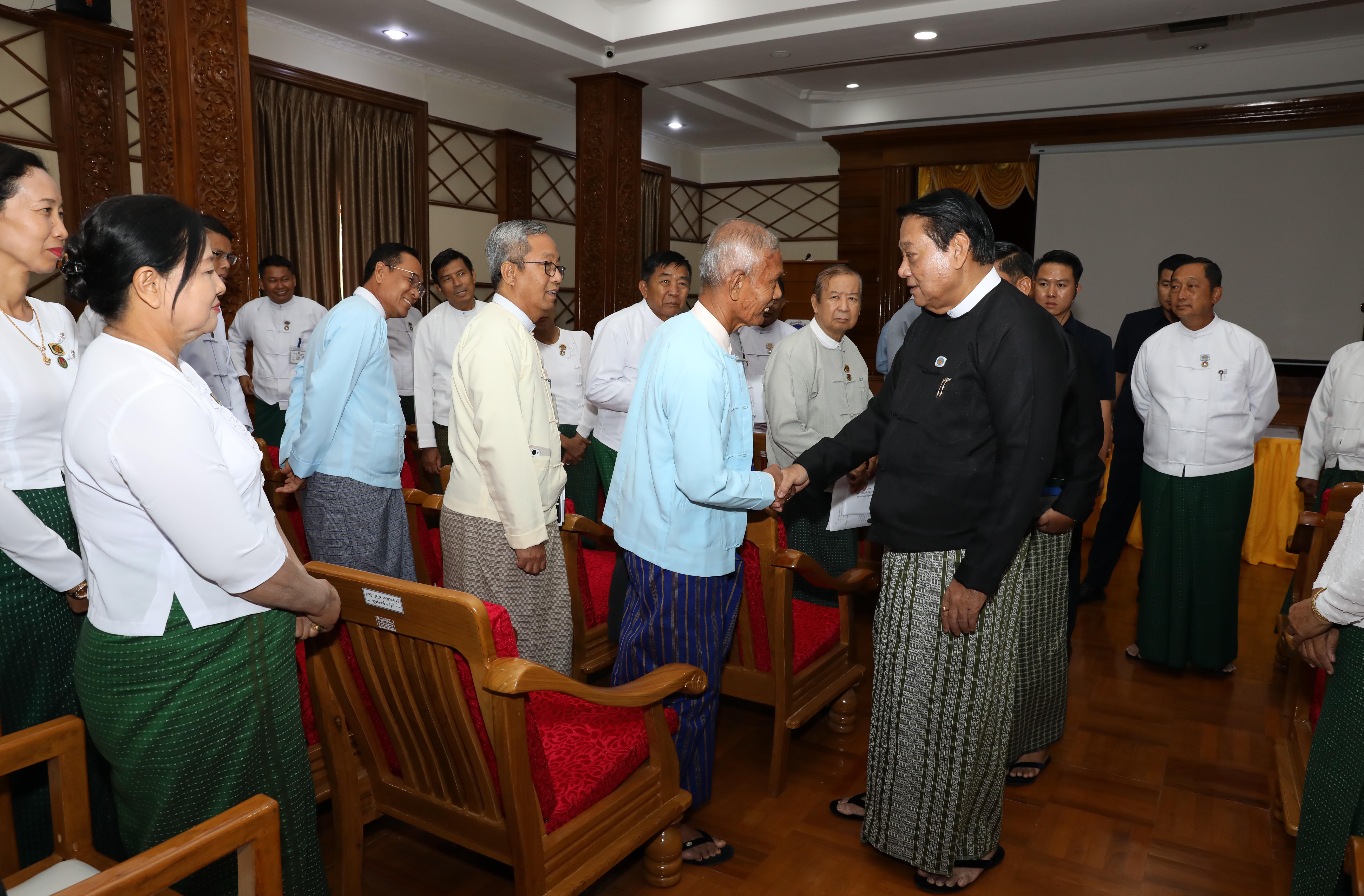 ပြည်သူ့လွှတ်တော်ဥက္ကဋ္ဌဦးခင်ရီသည်မန္တလေးတိုင်းဒေသကြီးအတွင်းရှိလွှတ်တော်ကိုယ်စားလှယ်များ၊ရေးရာကော်မတီဥက္ကဋ္ဌများ၊အတွင်းရေးမှူးများနှင့်တွေ့ဆုံတိုင်းဒေသကြီးလွှတ်တော်ရုံးဝန်ထမ်းသားသမီးများအားပညာသင်ထောက်ပံ့ငွေများနှင့်စားသောက်ကုန်ပစ္စည်းများထောက်ပံ့ပေးအပ်