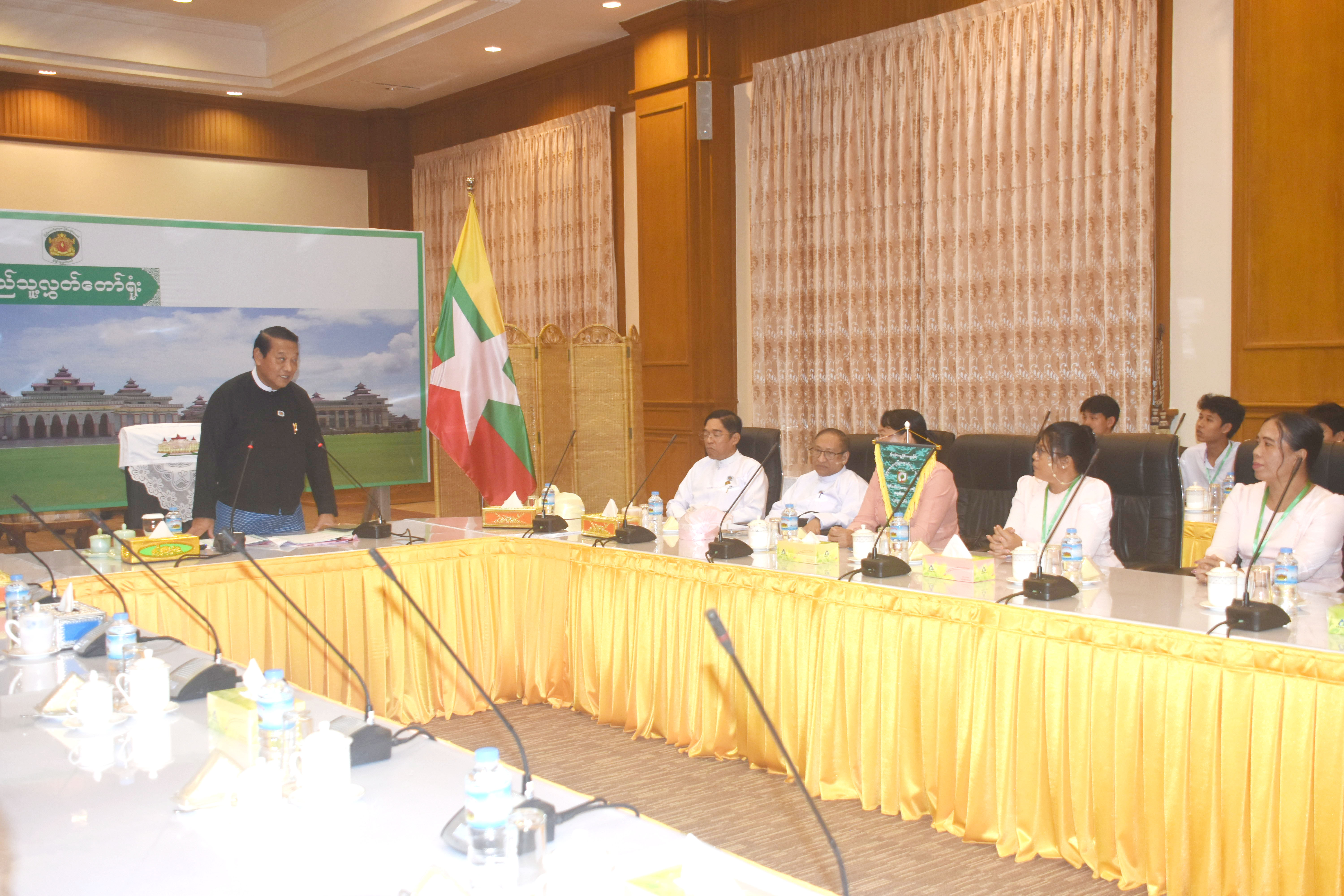 ပြည်သူ့လွှတ်တော်ဥက္ကဋ္ဌ ဦးခင်ရီ တတိယအကြိမ် ပြည်သူ့လွှတ်တော် တတိယပုံမှန်အစည်းအဝေး တတိယမြောက်နေ့သို့ လာရောက်လေ့လာသည့် ရန်ကုန်အရှေ့ပိုင်းတက္ကသိုလ်မှ ဆရာမများ နှင့် ကျောင်းသား၊ ကျောင်းသူများအား တွေ့ဆုံ