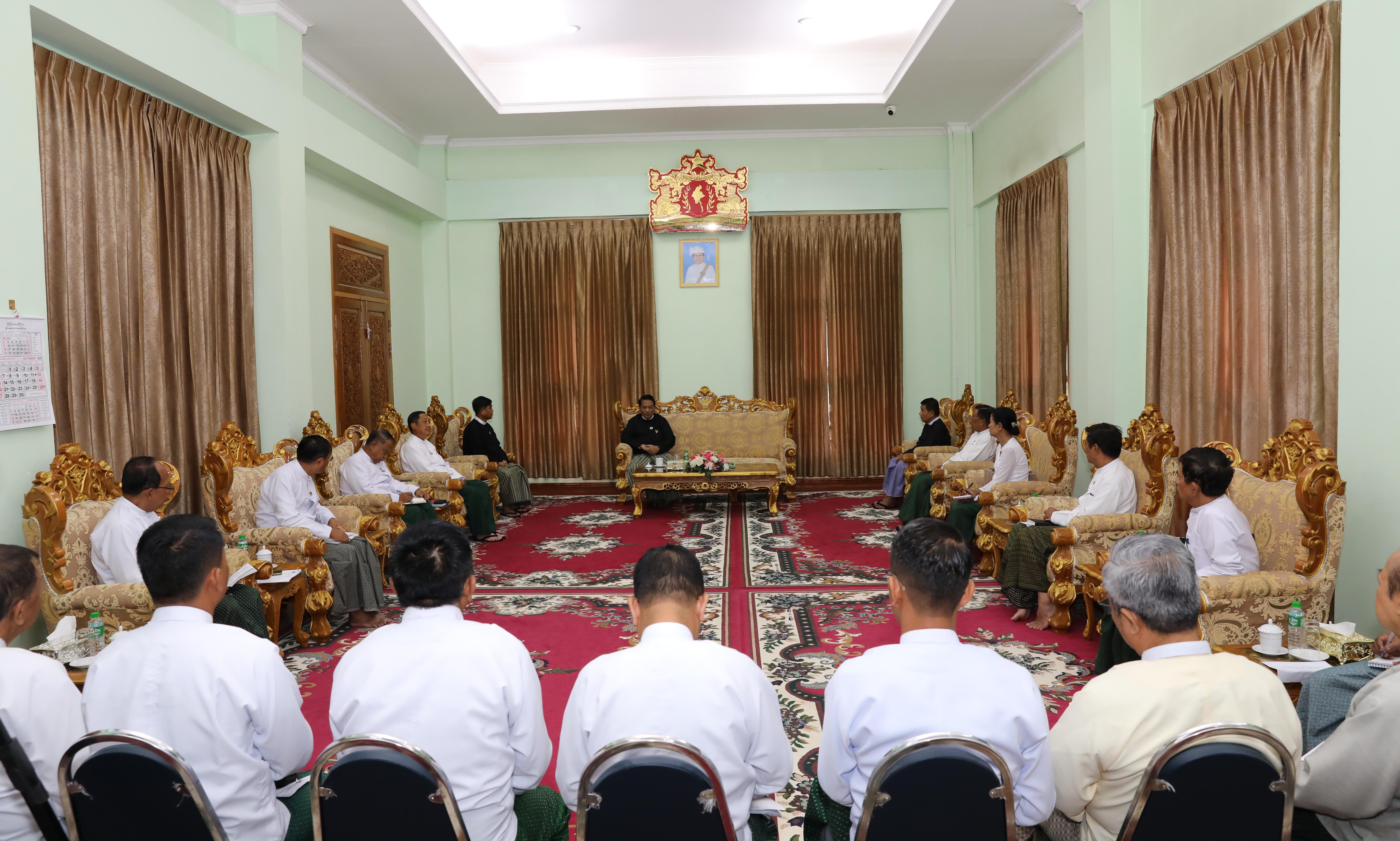 ပြည်သူ့လွှတ်တော်ဥက္ကဋ္ဌဦးခင်ရီသည်မန္တလေးတိုင်းဒေသကြီးအတွင်းရှိလွှတ်တော်ကိုယ်စားလှယ်များ၊ရေးရာကော်မတီဥက္ကဋ္ဌများ၊အတွင်းရေးမှူးများနှင့်တွေ့ဆုံတိုင်းဒေသကြီးလွှတ်တော်ရုံးဝန်ထမ်းသားသမီးများအားပညာသင်ထောက်ပံ့ငွေများနှင့်စားသောက်ကုန်ပစ္စည်းများထောက်ပံ့ပေးအပ်