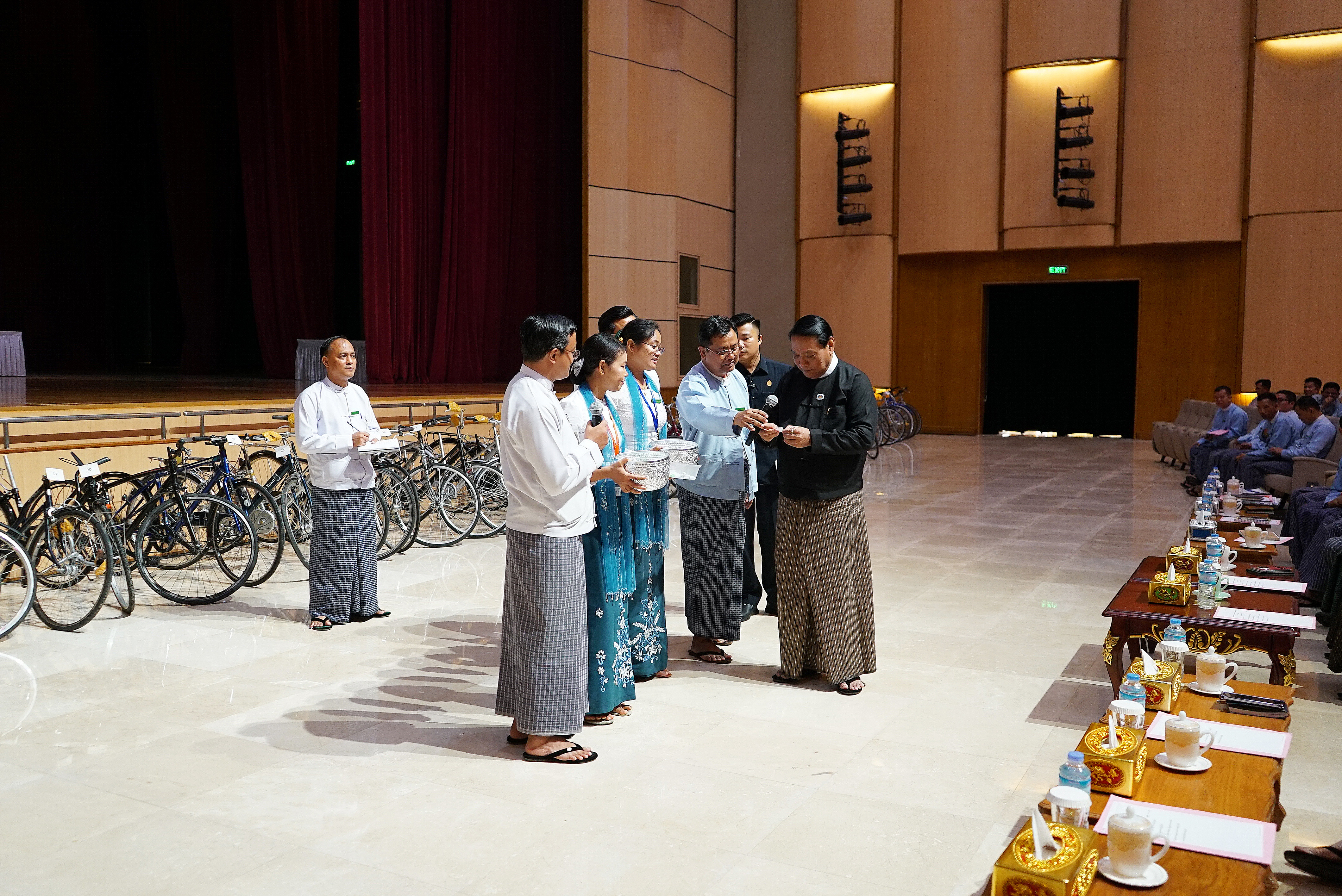 ပြည်သူ့လွှတ်တော်ရုံး၊ ဝန်ထမ်းများအတွက် စက်ဘီးများပေးအပ်လှူဒါန်းခြင်းအခမ်းအနား ကျင်းပ