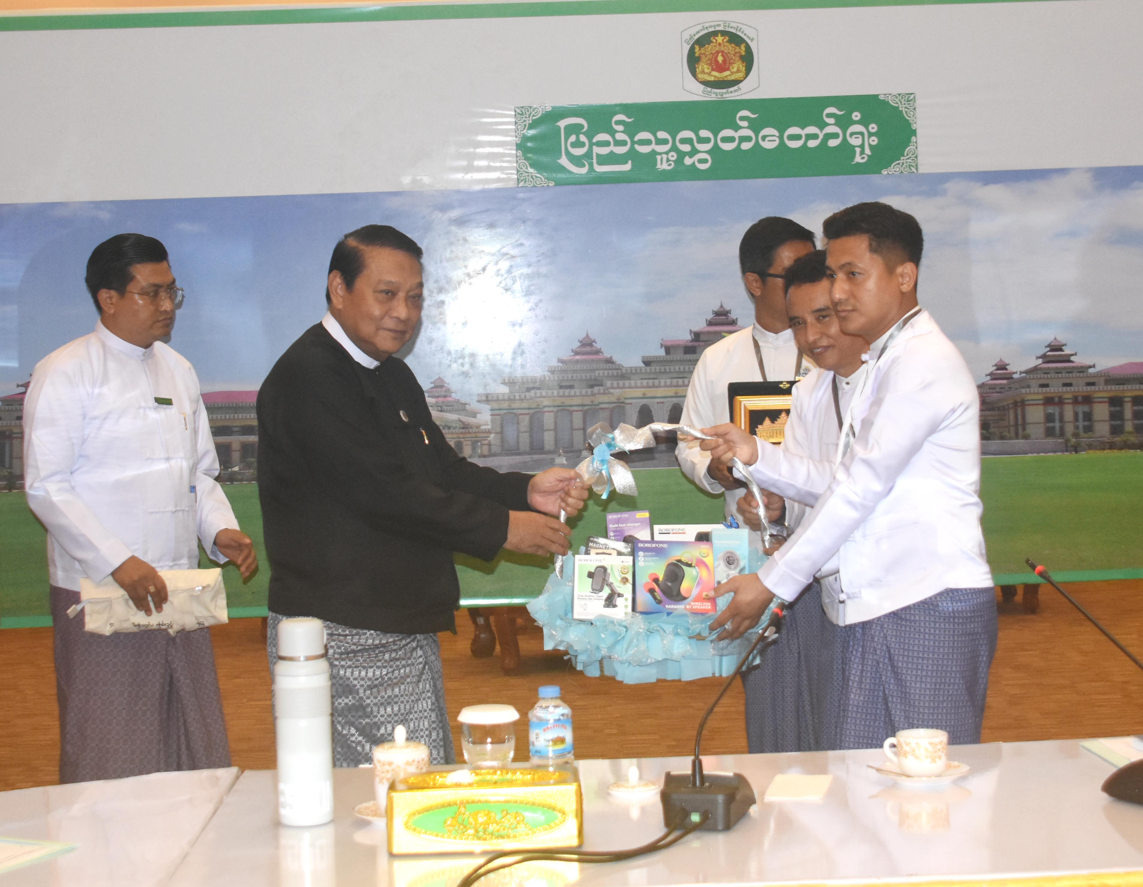ပြည်သူ့လွှတ်တော်ဥက္ကဋ္ဌ ဦးခင်ရီ တတိယအကြိမ် ပြည်သူ့လွှတ်တော် တတိယပုံမှန်အစည်းအဝေး ပဥ္စမမြောက်နေ့သို့ လာရောက်လေ့လာသည့် နေပြည်တော်အမျိုးသမီးများနှင့် ကလေးသူငယ်များဘဝမြှင့်တင်ရေးအသင်းအား တွေ့ဆုံ