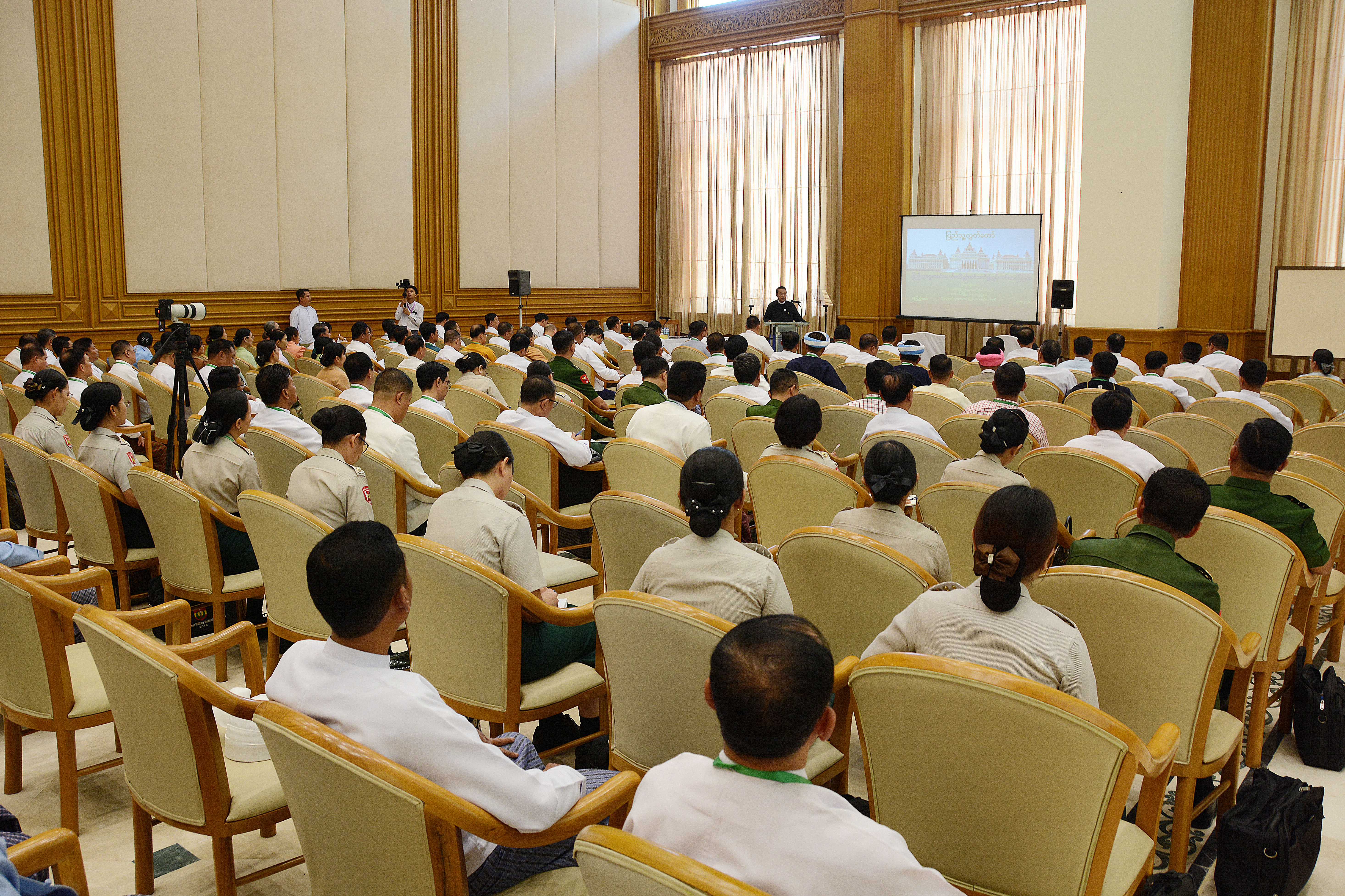 ပြည်သူ့လွှတ်တော်ဥက္ကဋ္ဌ ဦးခင်ရီ လွှတ်တော်ကိုယ်စားလှယ်များ စွမ်းရည် မြှင့်တင်ရေးဆိုင်ရာသင်တန်းသို့ တက်ရောက်အမှာစကားပြောကြား