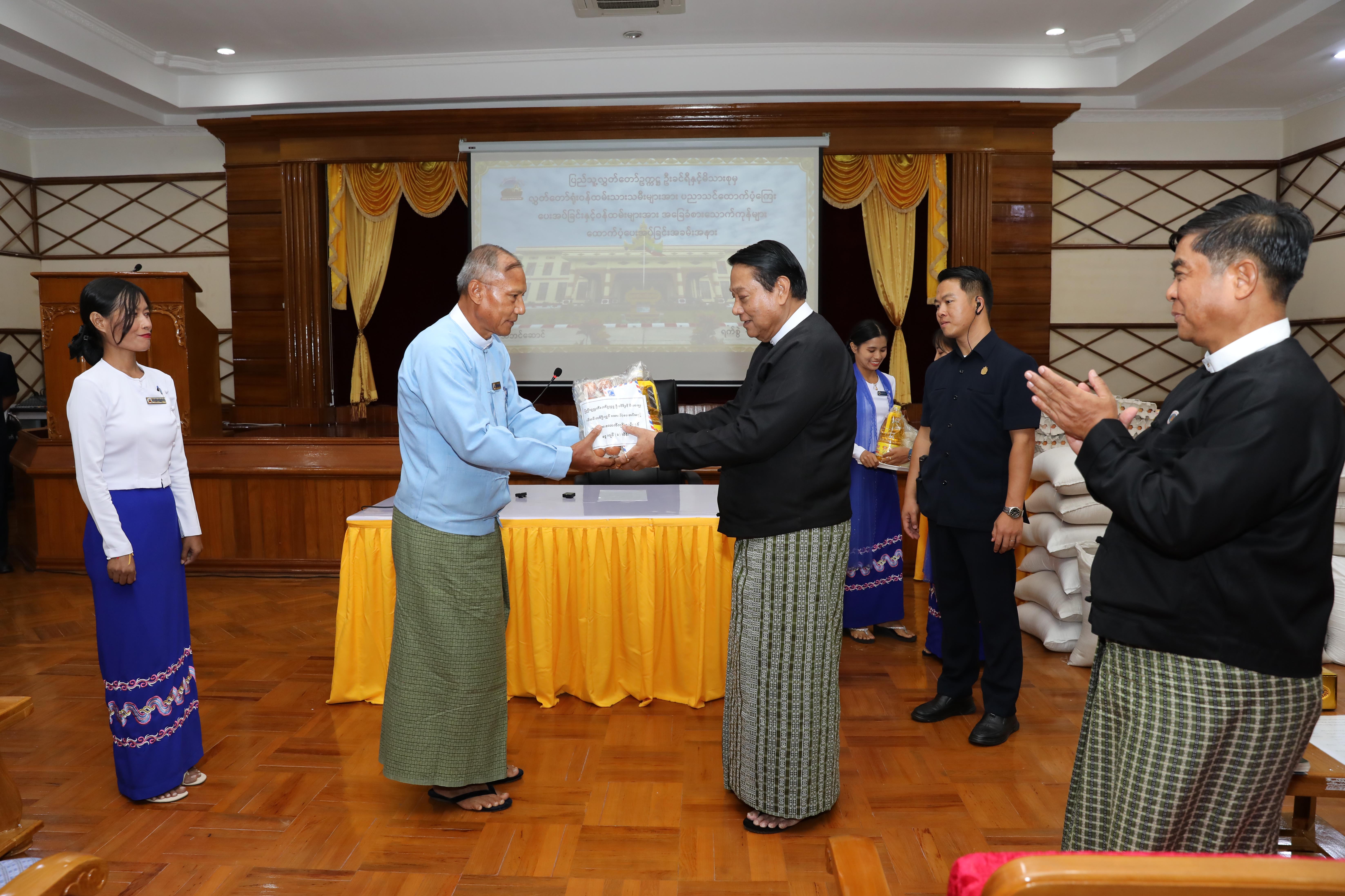 ပြည်သူ့လွှတ်တော်ဥက္ကဋ္ဌဦးခင်ရီသည်မန္တလေးတိုင်းဒေသကြီးအတွင်းရှိလွှတ်တော်ကိုယ်စားလှယ်များ၊ရေးရာကော်မတီဥက္ကဋ္ဌများ၊အတွင်းရေးမှူးများနှင့်တွေ့ဆုံတိုင်းဒေသကြီးလွှတ်တော်ရုံးဝန်ထမ်းသားသမီးများအားပညာသင်ထောက်ပံ့ငွေများနှင့်စားသောက်ကုန်ပစ္စည်းများထောက်ပံ့ပေးအပ်