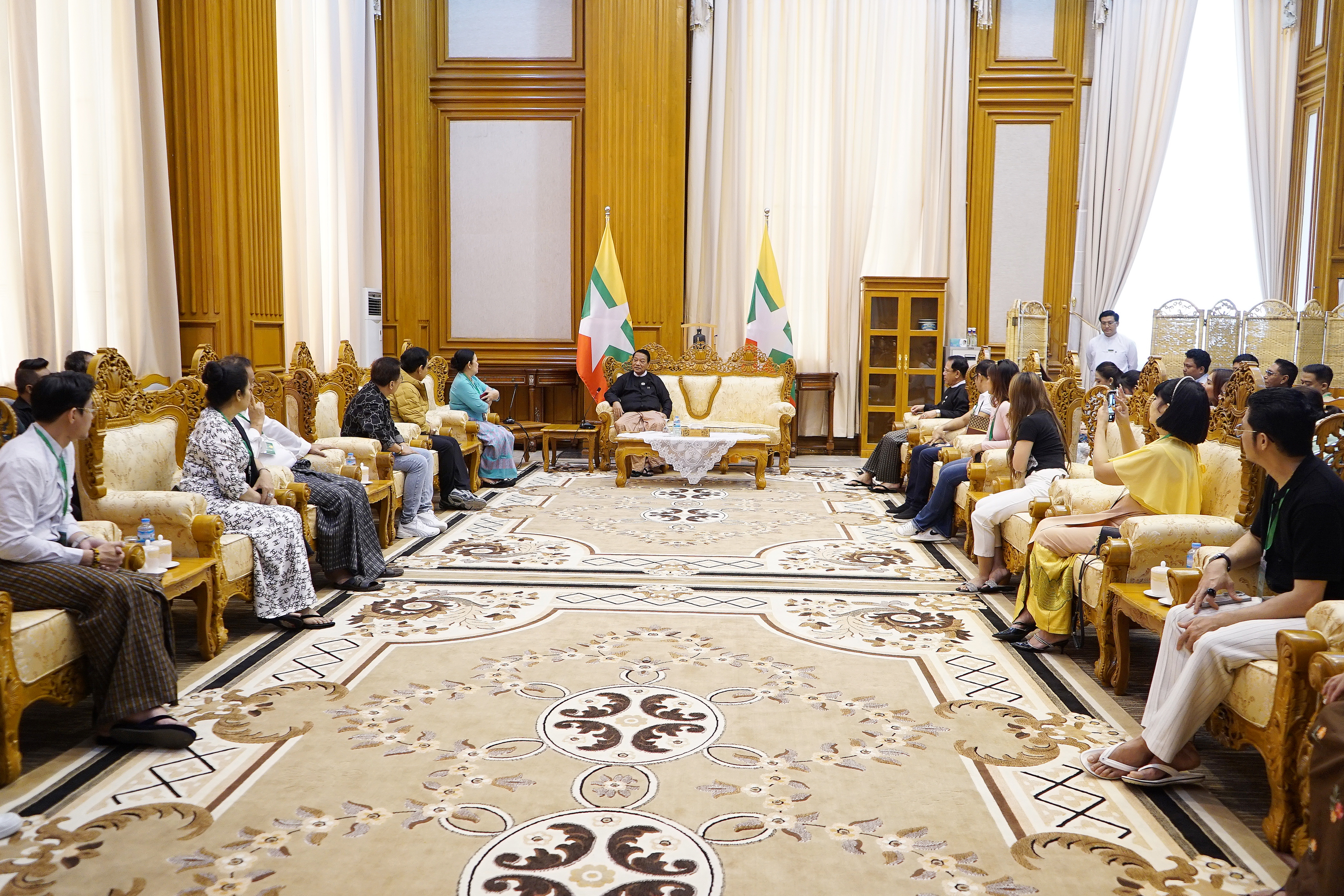 ပြည်သူ့လွှတ်တော်ဥက္ကဋ္ဌ ဦးခင်ရီ လွှတ်တော်သို့ လာရောက်လေ့လာကြသည့် မြန်မာနိုင်ငံအမျိုးသမီးရေးရာအဖွဲ့ချုပ် အတွင်းရေးမှူး ဦးဆောင်သော ပုလဲရတုစွမ်းအားစု ဂုဏ်ယူဝင့်ကြွားမြန်မာအမျိုးသမီးများအဖွဲ့မှ နိုင်ငံကျော်အနုပညာရှင်များ အဖွဲ့အားတွေ့ဆုံ