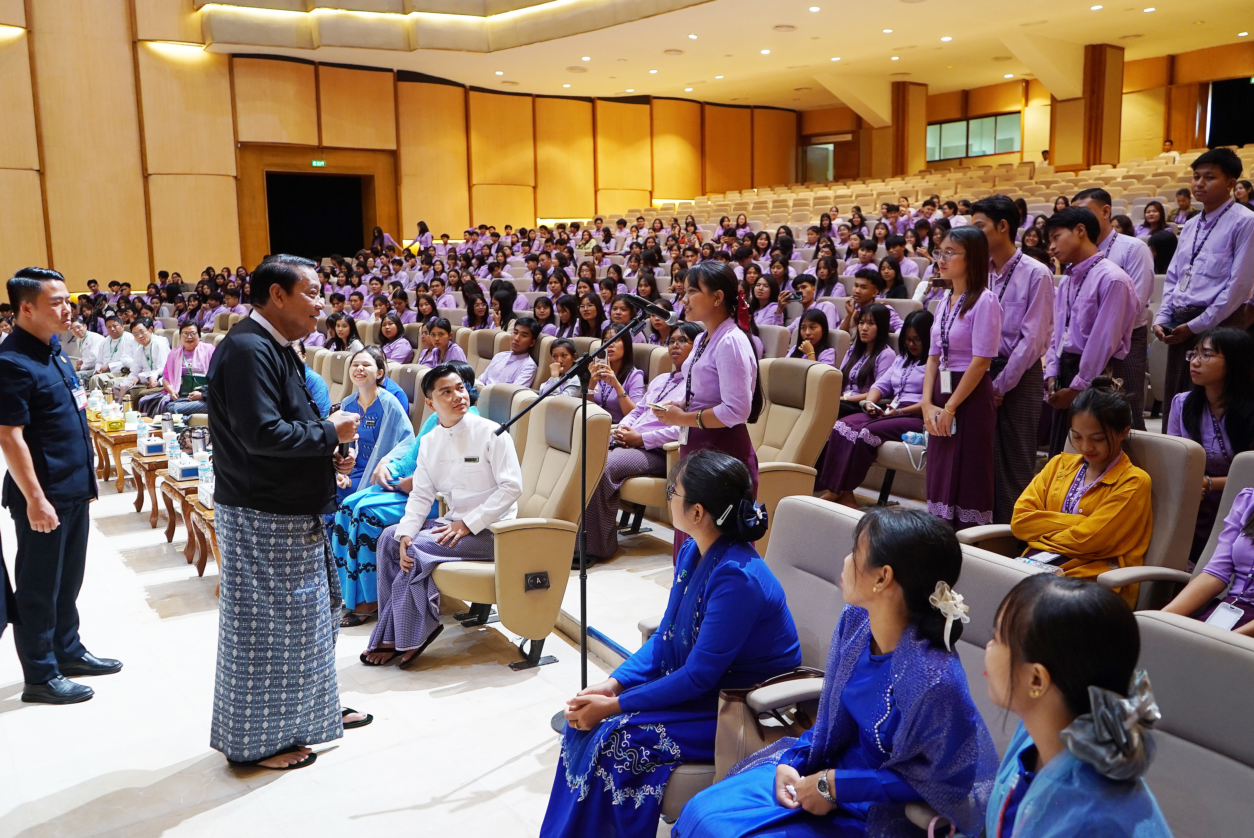 ပြည်သူ့လွှတ်တော်ဥက္ကဋ္ဌ ဦးခင်ရီ တတိယအကြိမ် ပြည်သူ့လွှတ်တော်  ဒုတိယပုံမှန်အစည်းအဝေး (၁၈) ရက်မြောက်နေ့သို့ လာရောက်လေ့လာသည့် Naypyitaw State Academyမှ ဆရာ၊ဆရာမများနှင့် ကျောင်းသား၊ ကျောင်းသူများအား တွေ့ဆုံ