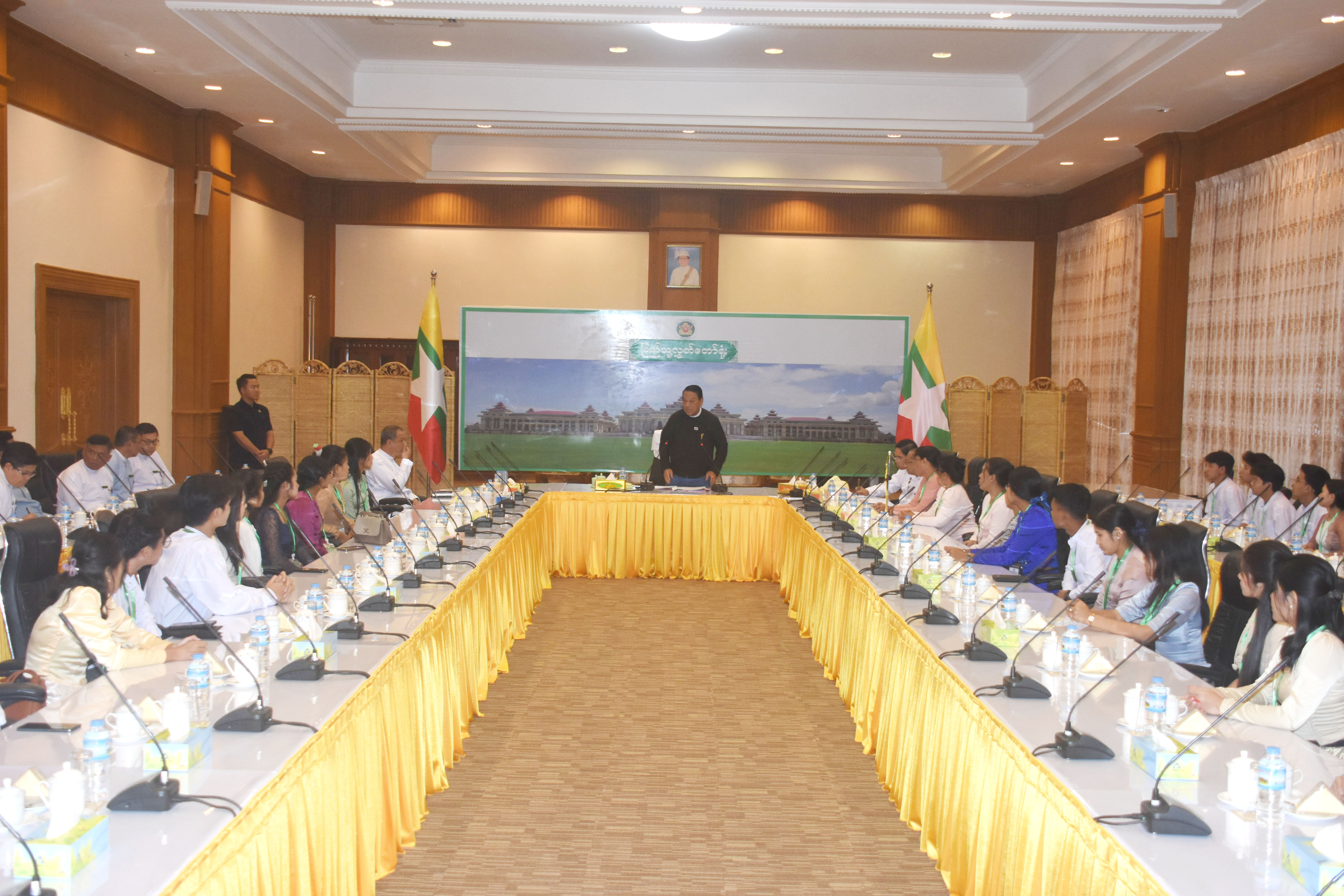 ပြည်သူ့လွှတ်တော်ဥက္ကဋ္ဌ ဦးခင်ရီ တတိယအကြိမ် ပြည်သူ့လွှတ်တော် တတိယပုံမှန်အစည်းအဝေး တတိယမြောက်နေ့သို့ လာရောက်လေ့လာသည့် ရန်ကုန်အရှေ့ပိုင်းတက္ကသိုလ်မှ ဆရာမများ နှင့် ကျောင်းသား၊ ကျောင်းသူများအား တွေ့ဆုံ