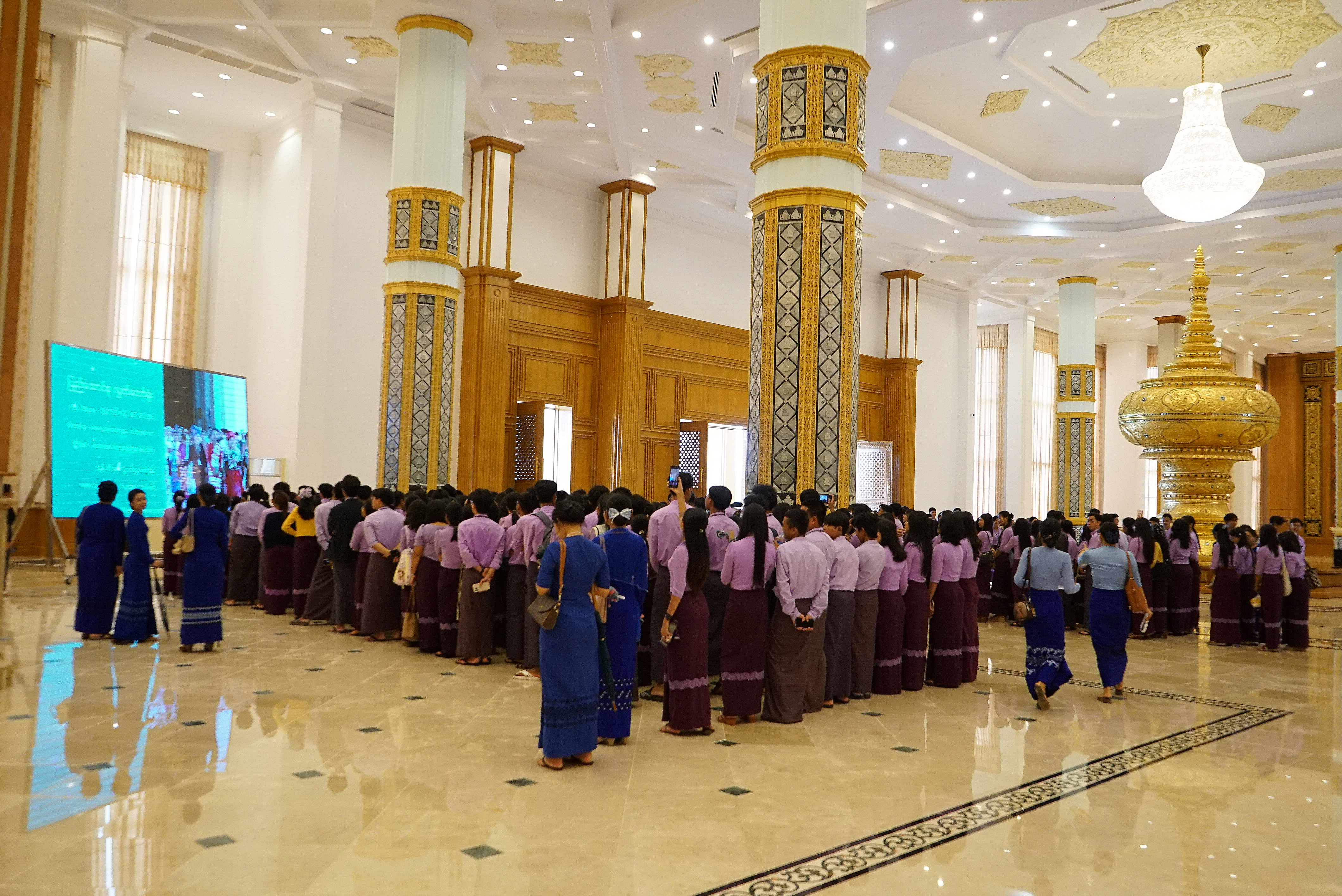 ပြည်သူ့လွှတ်တော်ဥက္ကဋ္ဌ ဦးခင်ရီ တတိယအကြိမ် ပြည်သူ့လွှတ်တော်  ဒုတိယပုံမှန်အစည်းအဝေး (၁၅) ရက်မြောက်နေ့သို့ လာရောက်လေ့လာသည့် Naypyitaw State Academyမှ ဆရာ၊ဆရာမများနှင့် ကျောင်းသား၊ ကျောင်းသူများအား တွေ့ဆုံ