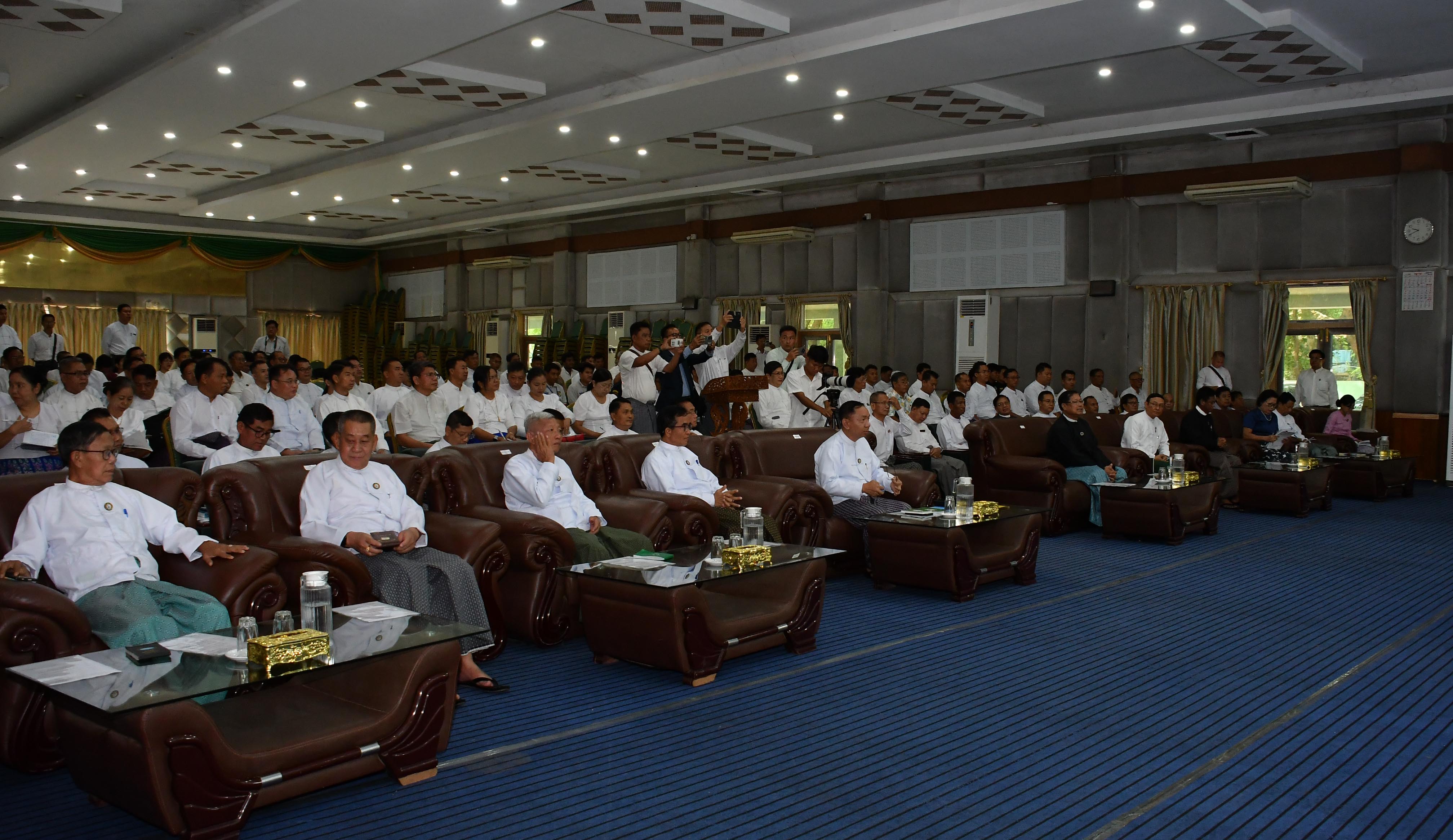 ပြည်သူ့လွှတ်တော်ဥက္ကဋ္ဌ ဦးခင်ရီ မကွေးမြို့မှ မြို့မိမြို့ဖများ၊လုပ်ငန်းရှင်များ၊ လူမှုရေးအသင်းအဖွဲ့များနှင့် ရင်းရင်းနှီးနှီးတွေ့ဆုံ