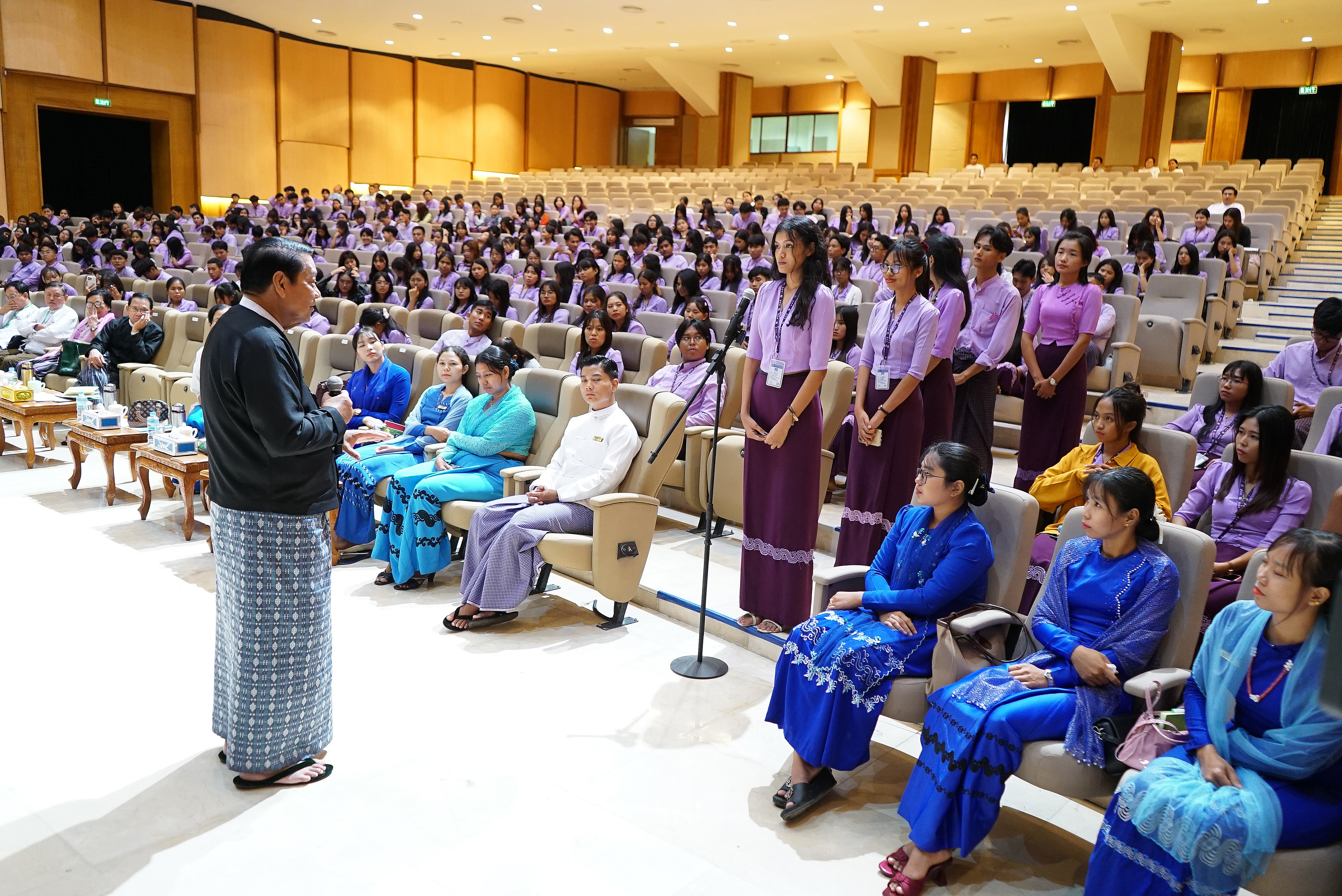 ပြည်သူ့လွှတ်တော်ဥက္ကဋ္ဌ ဦးခင်ရီ တတိယအကြိမ် ပြည်သူ့လွှတ်တော်  ဒုတိယပုံမှန်အစည်းအဝေး (၁၈) ရက်မြောက်နေ့သို့ လာရောက်လေ့လာသည့် Naypyitaw State Academyမှ ဆရာ၊ဆရာမများနှင့် ကျောင်းသား၊ ကျောင်းသူများအား တွေ့ဆုံ