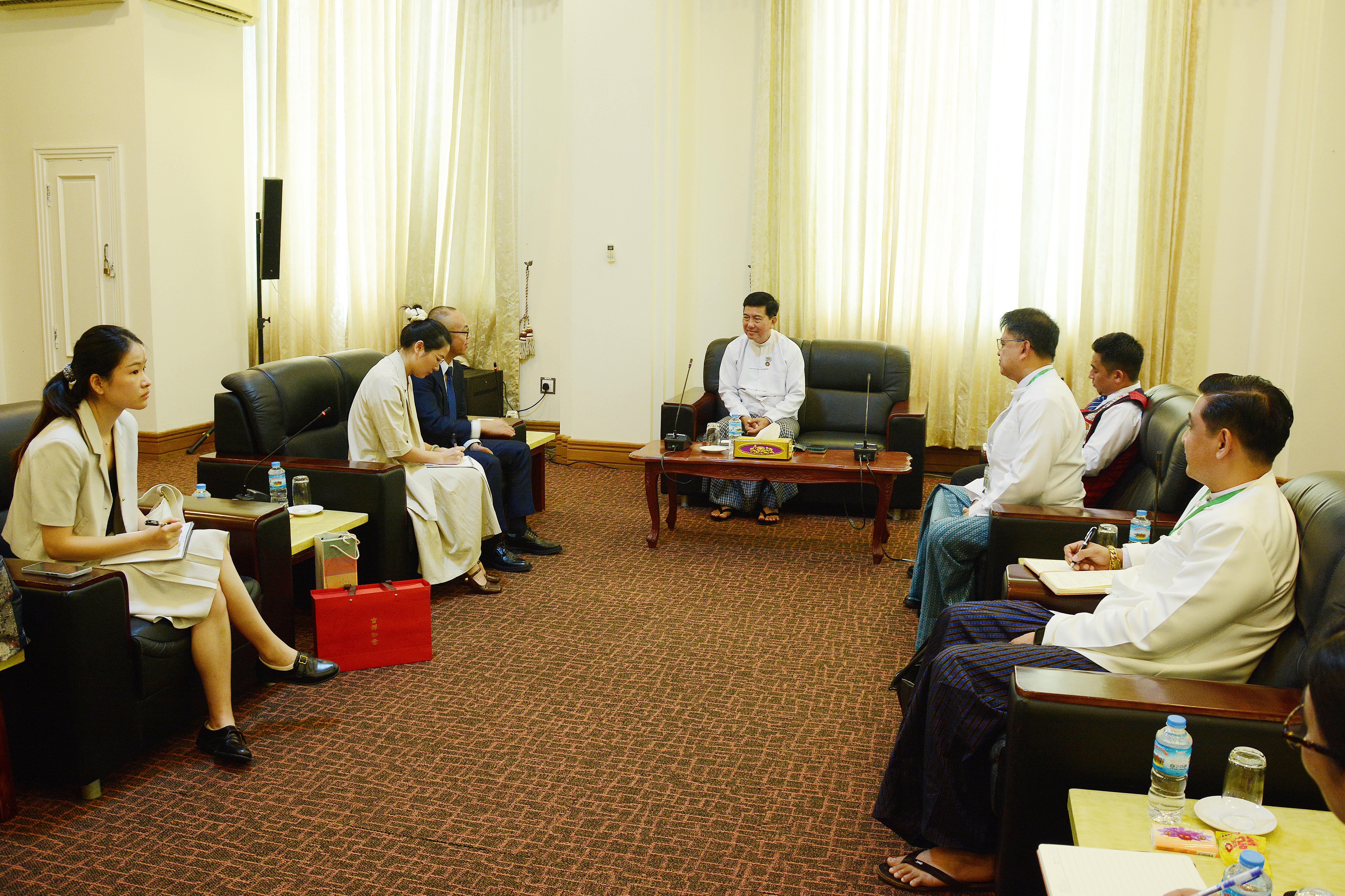 ပြည်သူ့လွှတ်တော်၊ နိုင်ငံတကာဆက်ဆံရေးကော်မတီဥက္ကဋ္ဌ ဒေါက်တာပွင့်ဆန်း ရန်ကုန်မြို့၊ တရုတ်သံရုံးမှ သံမှူး Mr.Wang Daopan ဦးဆောင်သောအဖွဲ့အား  လက်ခံတွေ့ဆုံ
