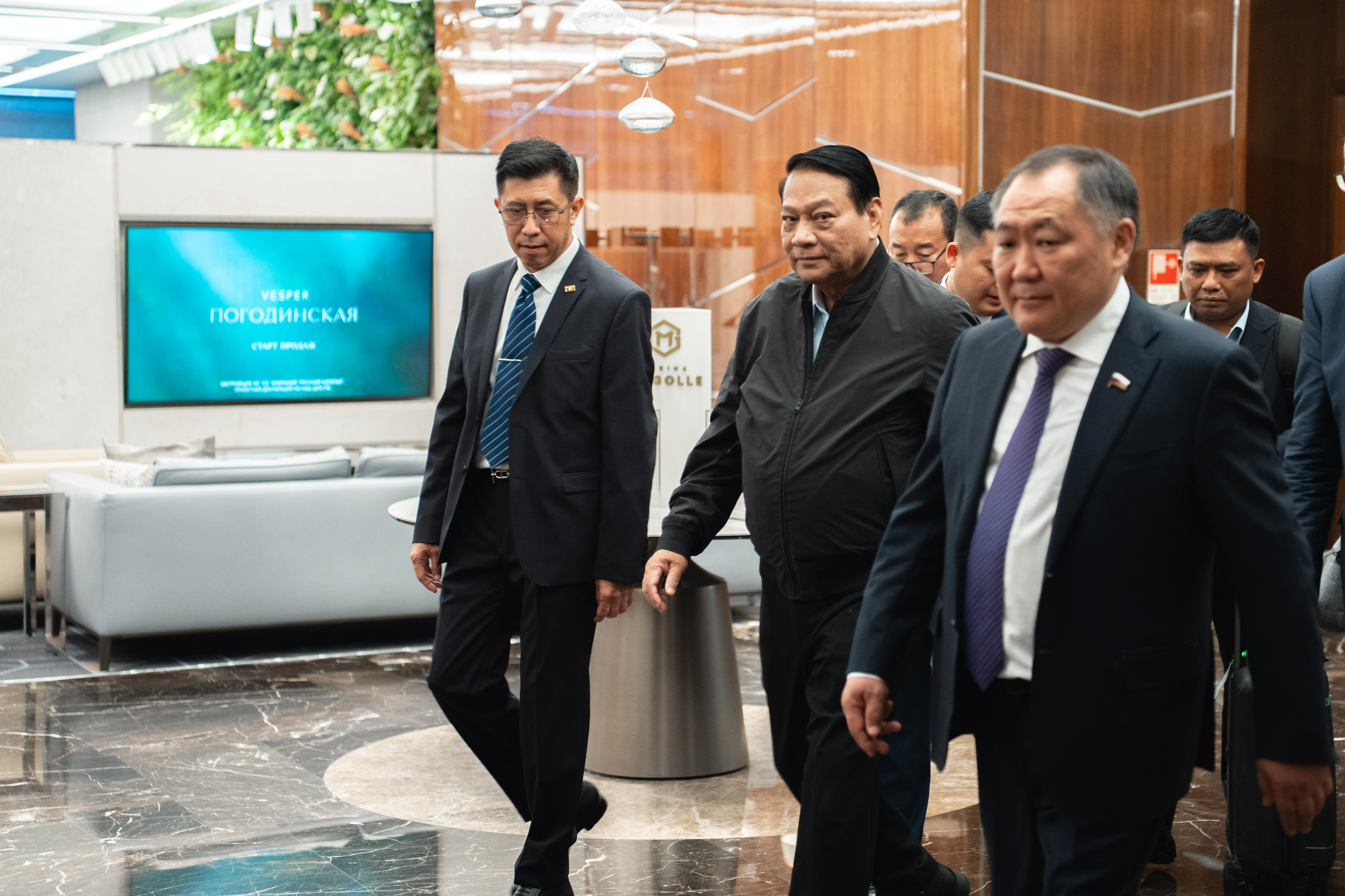 ပြည်သူ့လွှတ်တော်ဥက္ကဋ္ဌ ဦးခင်ရီ နှင့်အဖွဲ့ဝင်များ ရုရှားနိုင်ငံ၊ မော်စကိုသို့  ရောက်ရှိခြင်း