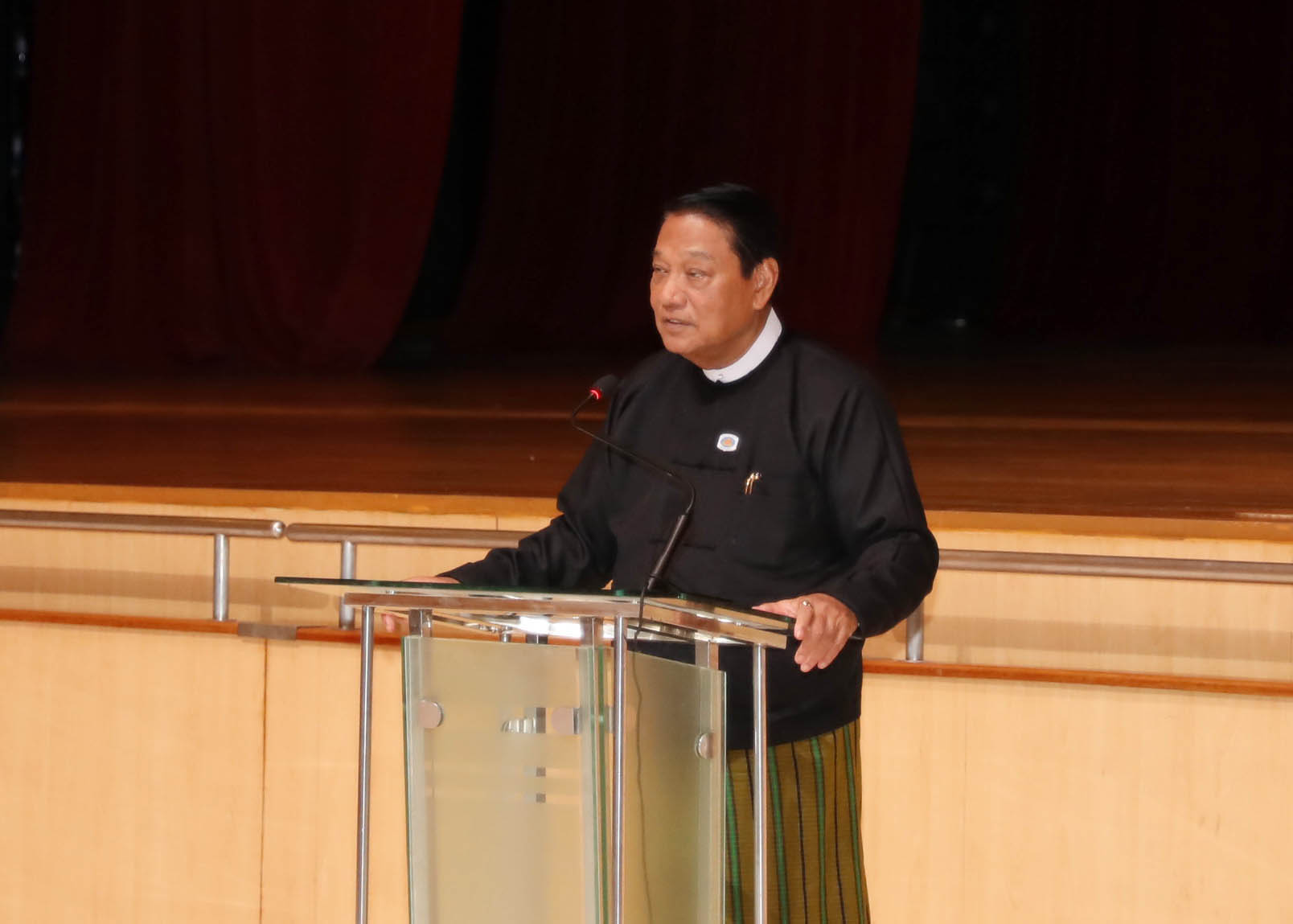 ပြည်သူ့လွှတ်တော်ဥက္ကဋ္ဌ ဦးခင်ရီ ပြည်သူ့လွှတ်တော်သို့ လာရောက်လေ့လာကြသည့် Naypyitaw State Academy မှ ဒုတိယပါမောက္ခချုပ် ဦးဆောင်သည့် ဆရာ၊  ဆရာမများနှင့် ကျောင်းသားကျောင်းသူများအားတွေ့ဆုံ