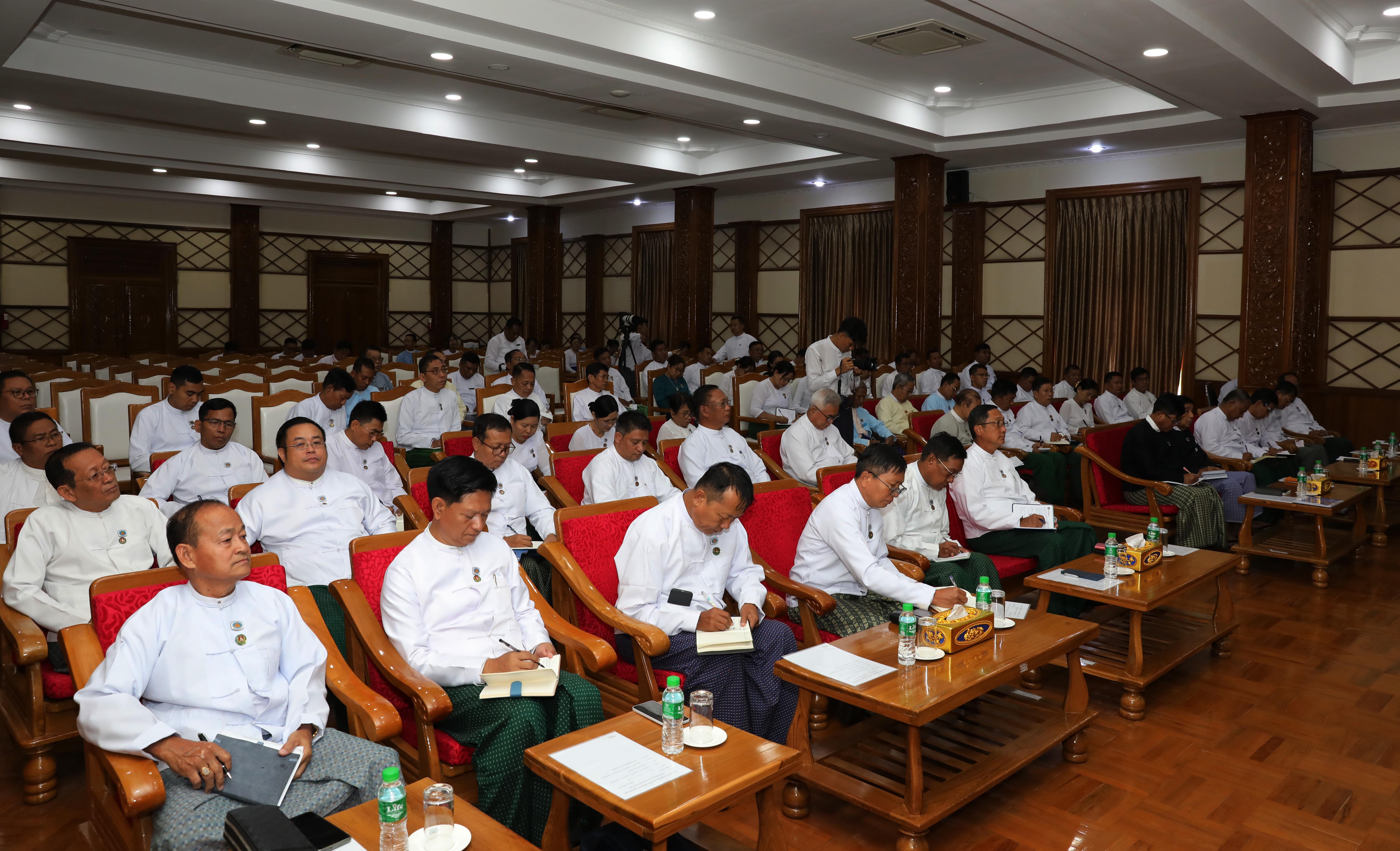 ပြည်သူ့လွှတ်တော်ဥက္ကဋ္ဌဦးခင်ရီသည်မန္တလေးတိုင်းဒေသကြီးအတွင်းရှိလွှတ်တော်ကိုယ်စားလှယ်များ၊ရေးရာကော်မတီဥက္ကဋ္ဌများ၊အတွင်းရေးမှူးများနှင့်တွေ့ဆုံတိုင်းဒေသကြီးလွှတ်တော်ရုံးဝန်ထမ်းသားသမီးများအားပညာသင်ထောက်ပံ့ငွေများနှင့်စားသောက်ကုန်ပစ္စည်းများထောက်ပံ့ပေးအပ်
