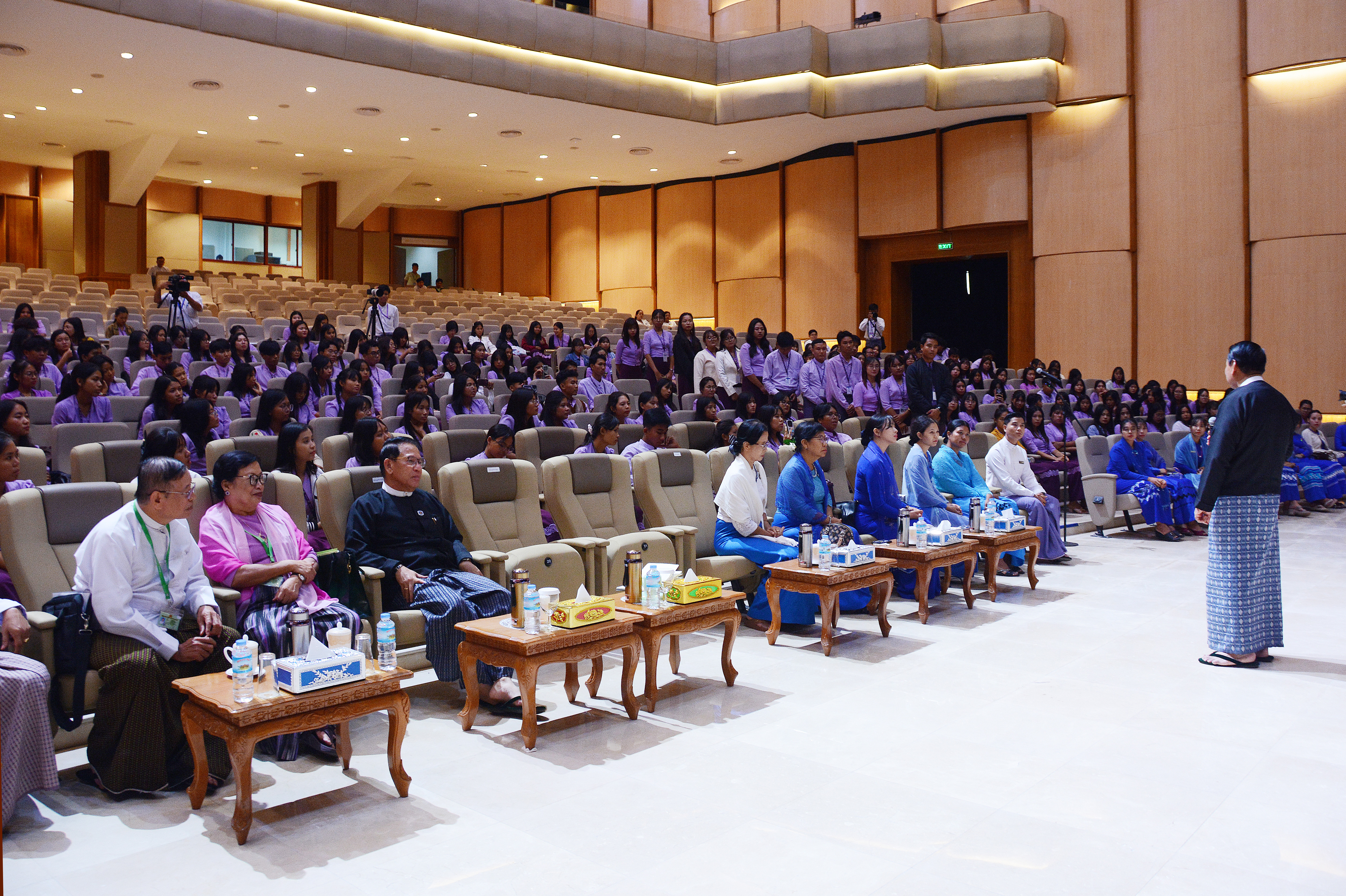 ပြည်သူ့လွှတ်တော်ဥက္ကဋ္ဌ ဦးခင်ရီ တတိယအကြိမ် ပြည်သူ့လွှတ်တော်  ဒုတိယပုံမှန်အစည်းအဝေး (၁၈) ရက်မြောက်နေ့သို့ လာရောက်လေ့လာသည့် Naypyitaw State Academyမှ ဆရာ၊ဆရာမများနှင့် ကျောင်းသား၊ ကျောင်းသူများအား တွေ့ဆုံ