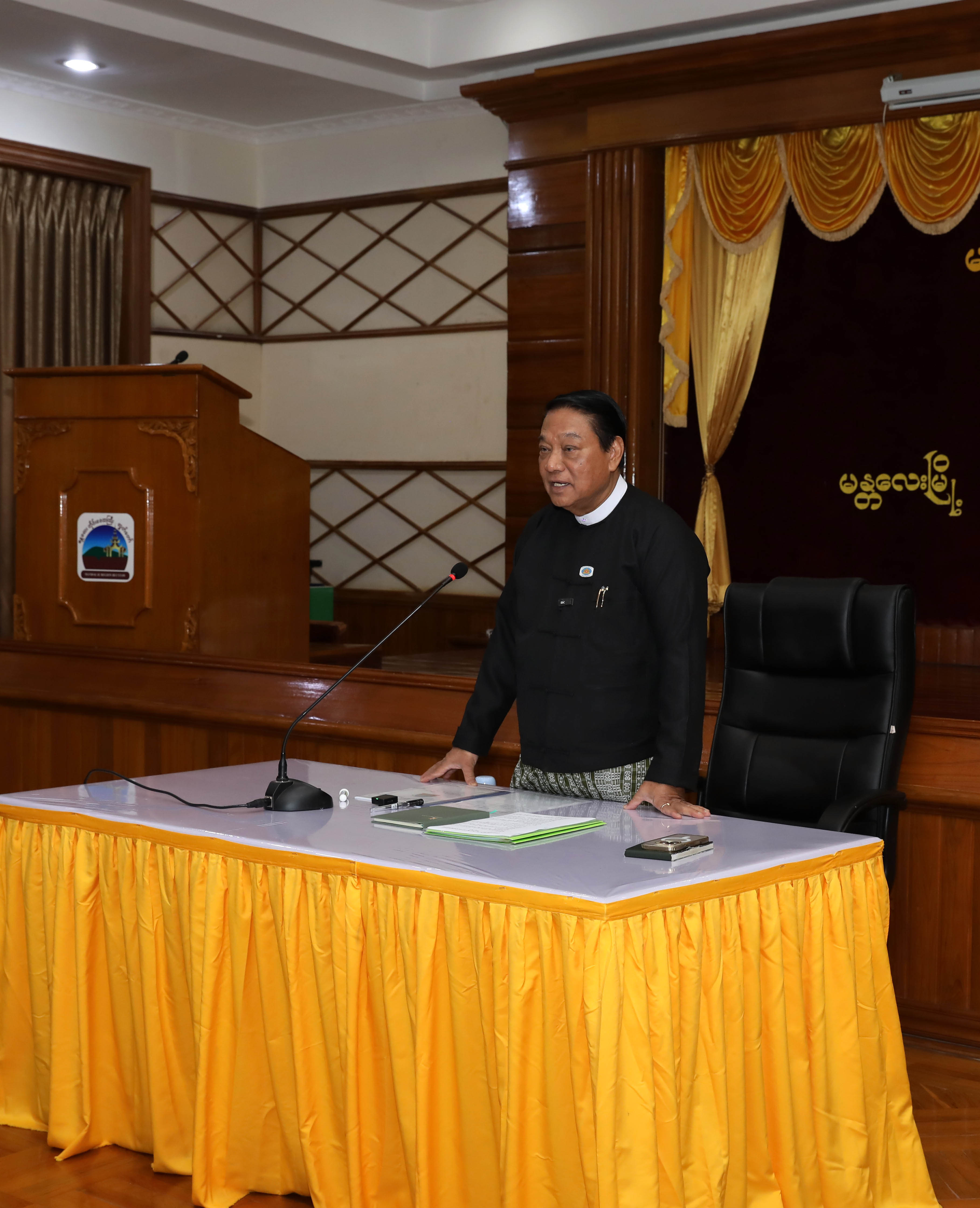 ပြည်သူ့လွှတ်တော်ဥက္ကဋ္ဌဦးခင်ရီသည်မန္တလေးတိုင်းဒေသကြီးအတွင်းရှိလွှတ်တော်ကိုယ်စားလှယ်များ၊ရေးရာကော်မတီဥက္ကဋ္ဌများ၊အတွင်းရေးမှူးများနှင့်တွေ့ဆုံတိုင်းဒေသကြီးလွှတ်တော်ရုံးဝန်ထမ်းသားသမီးများအားပညာသင်ထောက်ပံ့ငွေများနှင့်စားသောက်ကုန်ပစ္စည်းများထောက်ပံ့ပေးအပ်