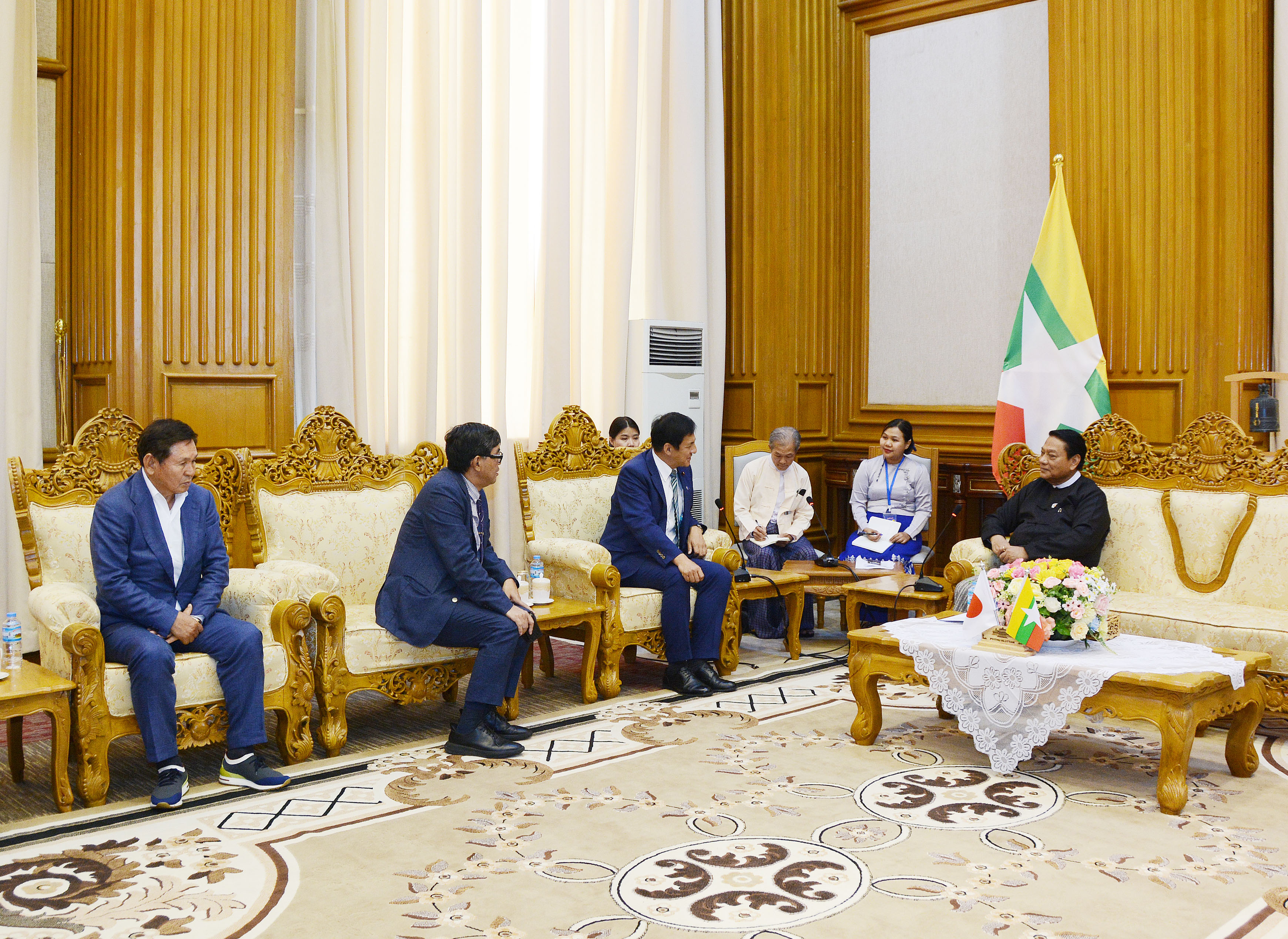 ပြည်သူ့လွှတ်တော်ဥက္ကဋ္ဌ ဦးခင်ရီ  ဂျပန်နိုင်ငံ အောက်လွှတ်တော်အမတ် ဦးဆောင်သည့်ကိုယ်စားလှယ်အဖွဲ့အား လက်ခံတွေ့ဆုံ