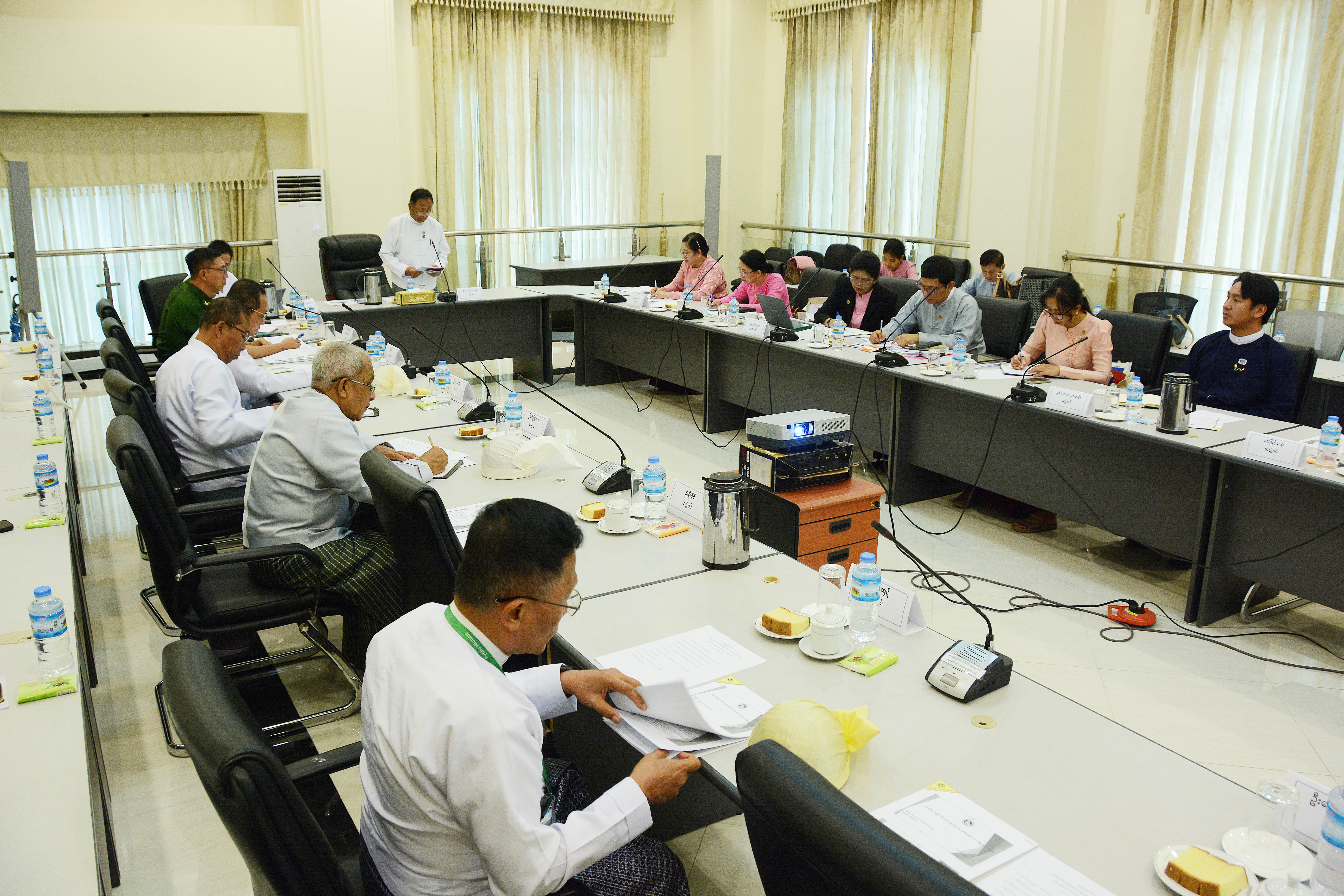 ပြည်သူ့လွှတ်တော် ဘဏ်များနှင့်ငွေကြေးဆိုင်ရာ ဖွံ့ဖြိုးတိုးတက်ရေးကော်မတီ ဥက္ကဋ္ဌ ဦးမောင်မောင်တင့် မြန်မာနိုင်ငံတော်ဗဟိုဘဏ်မှ တာဝန်ရှိသူများနှင့် တွေ့ဆုံ