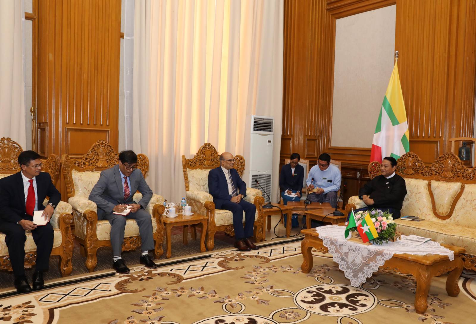 ပြည်သူ့လွှတ်တော်ဥက္ကဋ္ဌ ဦးခင်ရီ မြန်မာနိုင်ငံဆိုင်ရာ ဘင်္ဂလားဒေ့ရှ်သံအမတ်ကြီး H.E.  Dr. Md. Monwar Hossain အား လက်ခံတွေ့ဆုံ