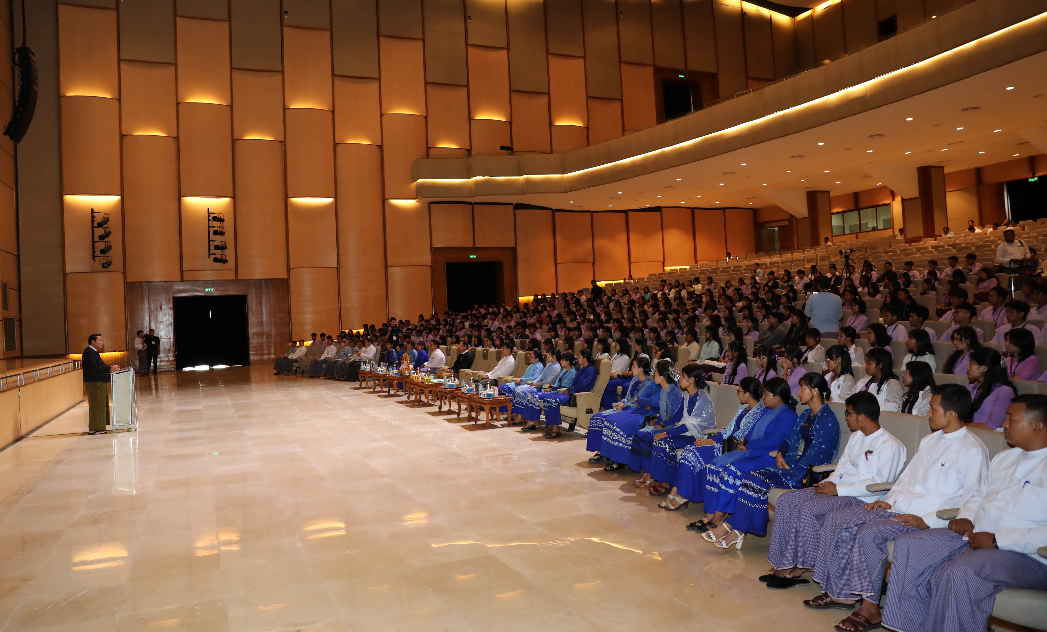 ပြည်သူ့လွှတ်တော်ဥက္ကဋ္ဌ ဦးခင်ရီ ပြည်သူ့လွှတ်တော်သို့ လာရောက်လေ့လာကြသည့် Naypyitaw State Academy မှ ဒုတိယပါမောက္ခချုပ် ဦးဆောင်သည့် ဆရာ၊  ဆရာမများနှင့် ကျောင်းသားကျောင်းသူများအားတွေ့ဆုံ