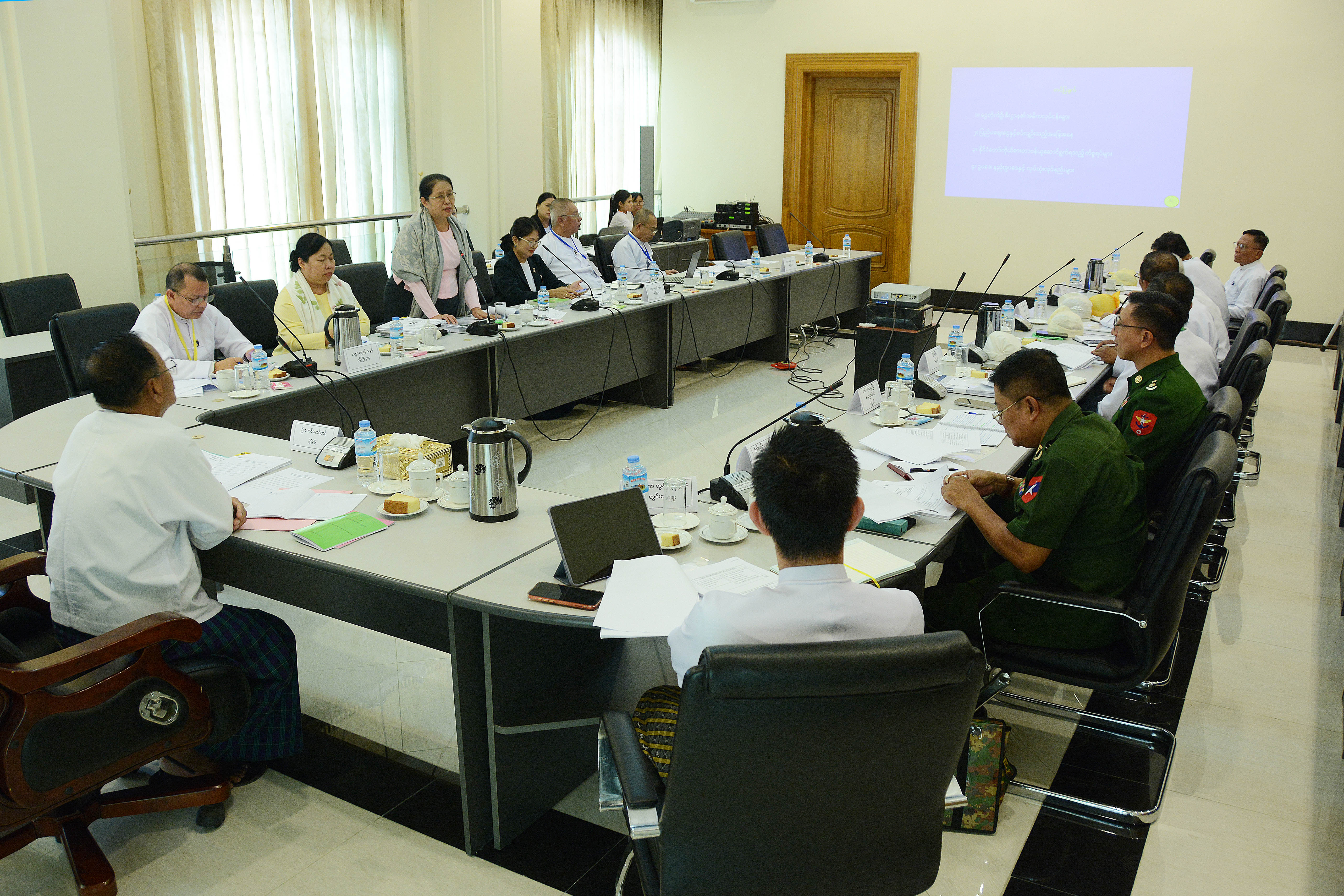 ပြည်သူ့လွှတ်တော် ဘဏ်များနှင့်ငွေကြေးဆိုင်ရာ ဖွံ့ဖြိုးတိုးတက်ရေးကော်မတီ ဥက္ကဋ္ဌ ဦးမောင်မောင်တင့် ဘဏ္ဍာရေးနှင့်အခွန်ဝန်ကြီးဌာနမှ တာဝန်ရှိသူများနှင့်တွေ့ဆုံ