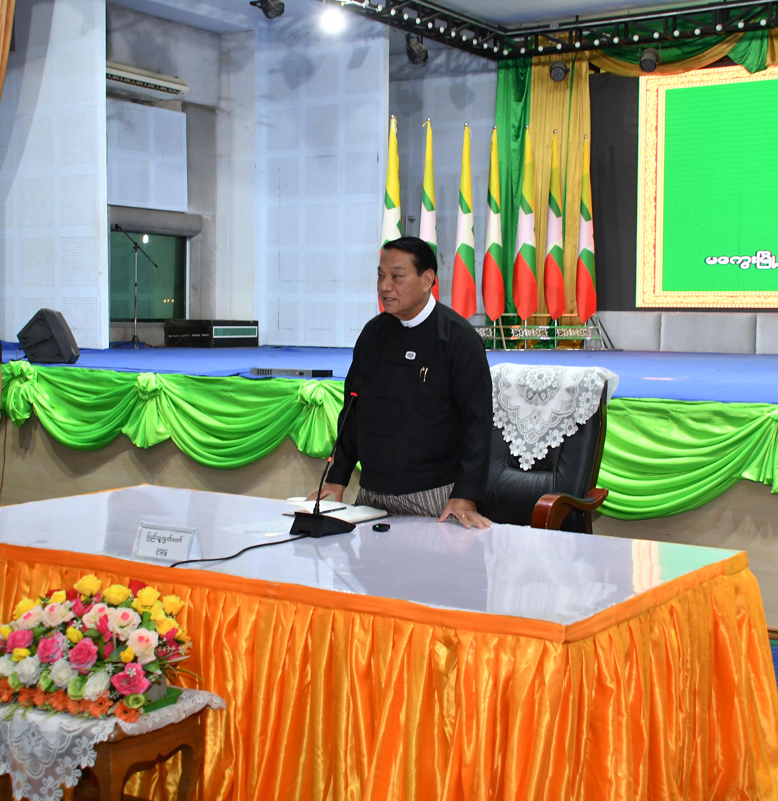 ပြည်သူ့လွှတ်တော်ဥက္ကဋ္ဌ ဦးခင်ရီ မကွေးမြို့မှ မြို့မိမြို့ဖများ၊လုပ်ငန်းရှင်များ၊ လူမှုရေးအသင်းအဖွဲ့များနှင့် ရင်းရင်းနှီးနှီးတွေ့ဆုံ