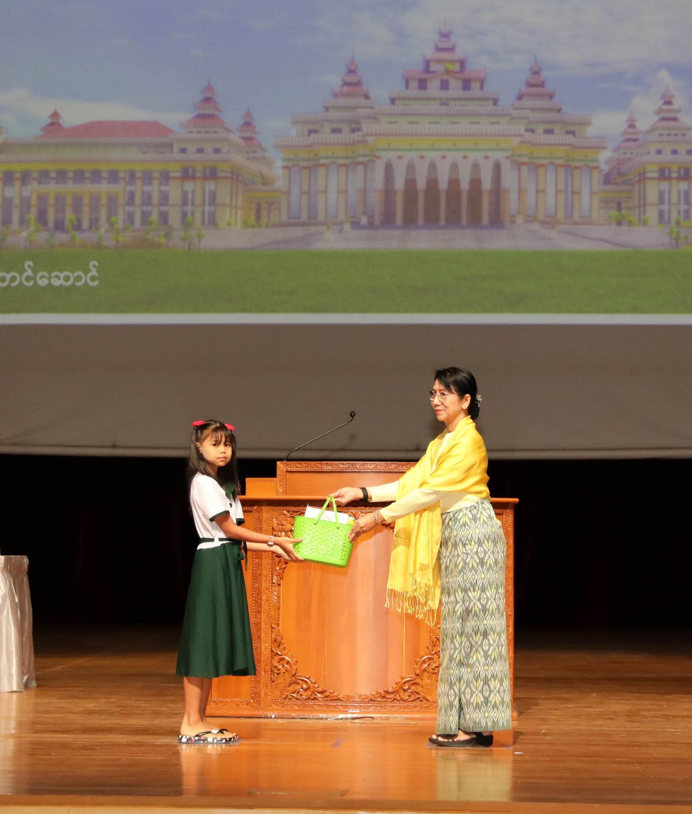 ပြည်သူ့လွှတ်တော်ဥက္ကဋ္ဌ ဦးခင်ရီ ပြည်သူ့လွှတ်တော်ရုံး၊ ၂၀၂၆-၂၀၂၇ ပညာသင်နှစ်အတွက် ပညာသင်ထောက်ပံ့ငွေ နှင့် ကျောင်းသုံးပစ္စည်းများပေးအပ်ခြင်း အခမ်းအနားသို့တက်ရောက်အမှာစကားပြောကြား