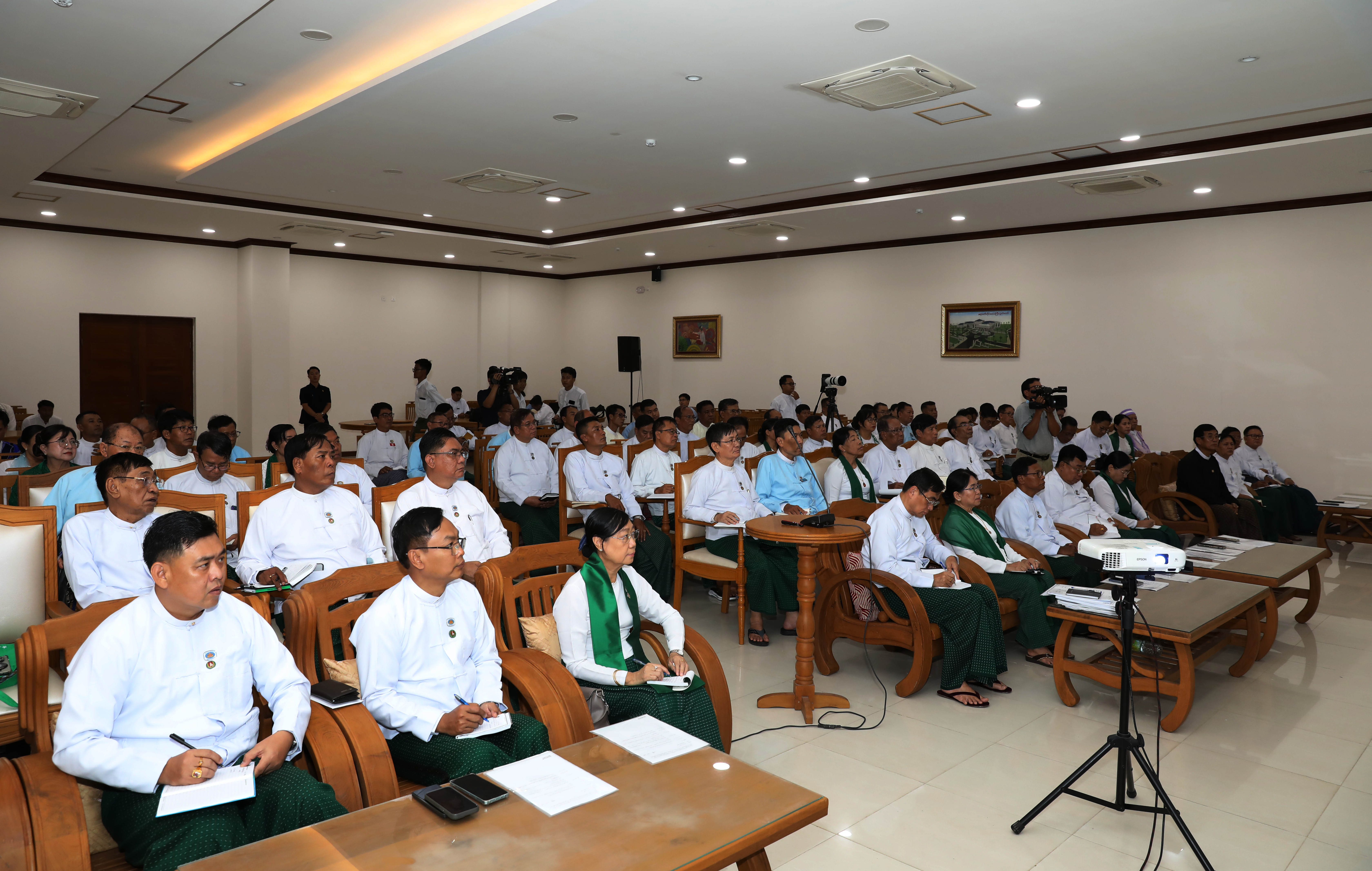 ပြည်သူ့လွှတ်တော်ဥက္ကဋ္ဌ ဦးခင်ရီ ဧရာဝတီတိုင်းဒေသကြီးအတွင်းရှိ လွှတ်တော်ကိုယ်စားလှယ်များနှင့် တွေ့ဆုံ