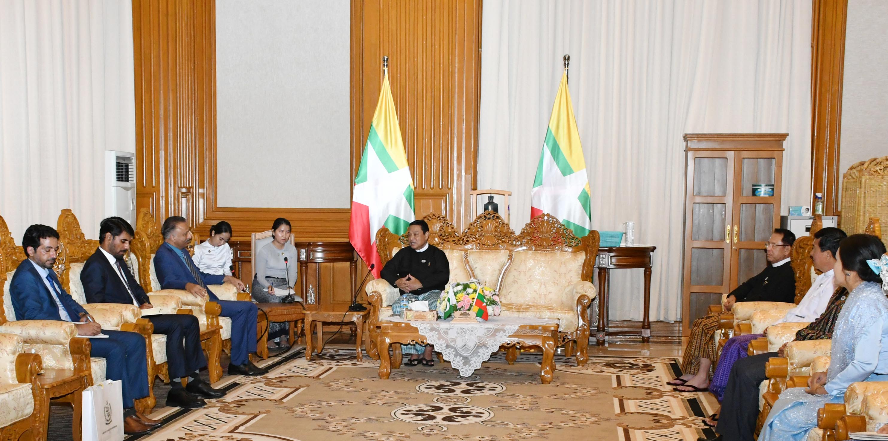 ပြည်သူ့လွှတ်တော်ဥက္ကဋ္ဌဦးခင်ရီ မြန်မာနိုင်ငံဆိုင်ရာပါကစ္စတန်သံအမတ်ကြီးအား လက်ခံတွေ့ဆုံ