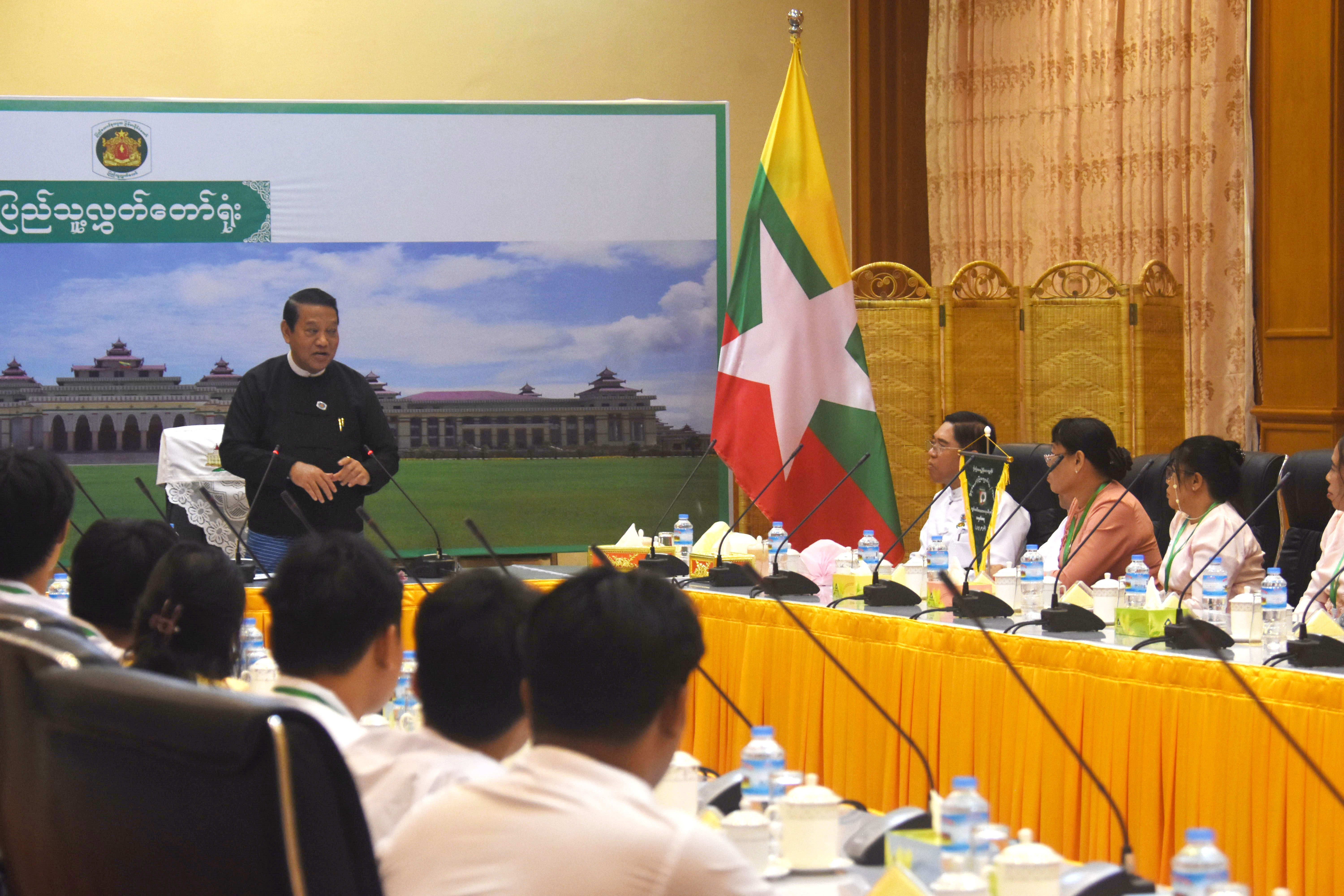 ပြည်သူ့လွှတ်တော်ဥက္ကဋ္ဌ ဦးခင်ရီ တတိယအကြိမ် ပြည်သူ့လွှတ်တော် တတိယပုံမှန်အစည်းအဝေး တတိယမြောက်နေ့သို့ လာရောက်လေ့လာသည့် ရန်ကုန်အရှေ့ပိုင်းတက္ကသိုလ်မှ ဆရာမများ နှင့် ကျောင်းသား၊ ကျောင်းသူများအား တွေ့ဆုံ