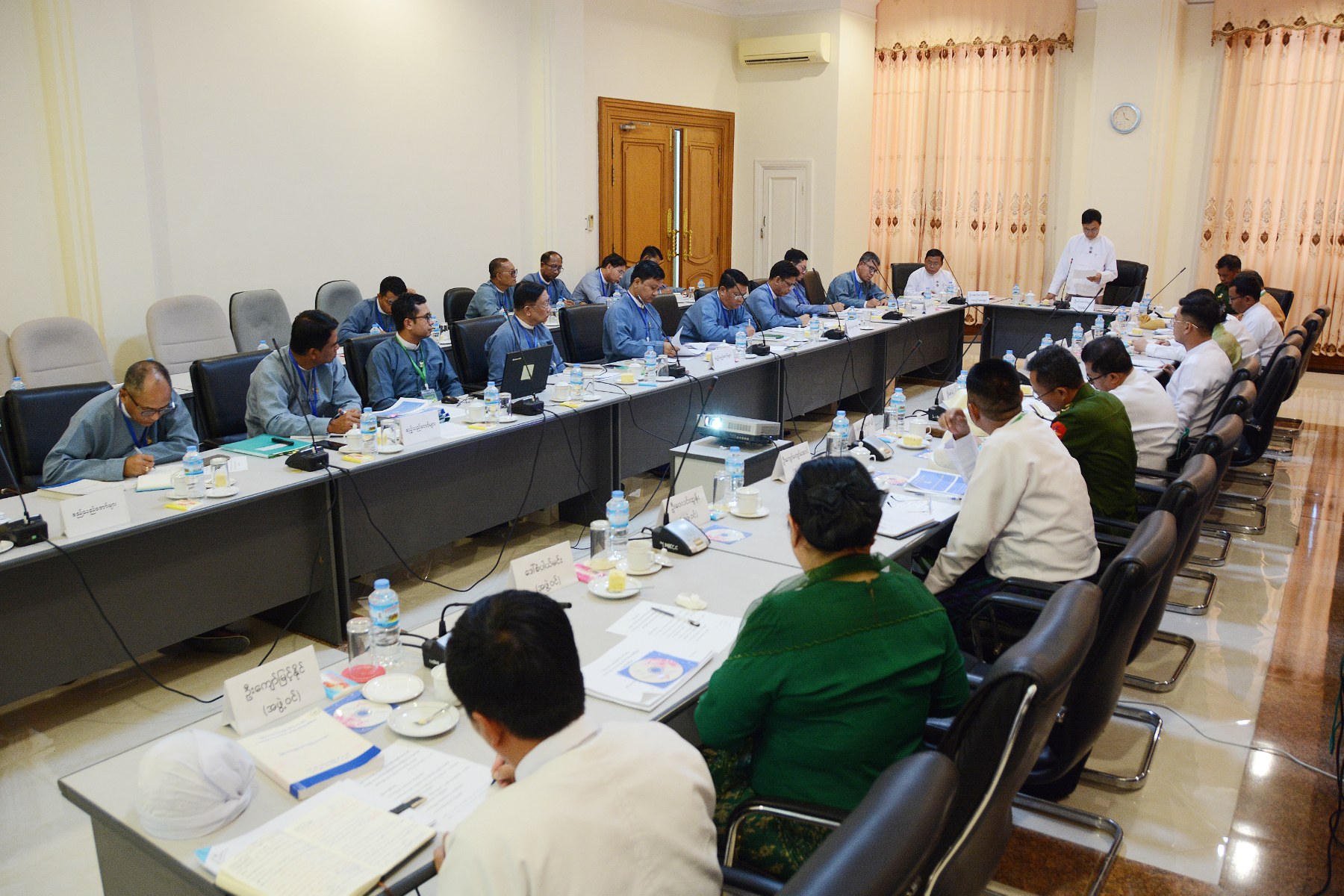 ပြည်သူ့လွှတ်တော် သတ္တု၊ သယံဇာတနှင့် ပတ်ဝန်းကျင် ထိန်းသိမ်းရေးဆိုင်ရာ ကော်မတီဥက္ကဋ္ဌ ဦးခင်မောင်ဋ္ဌေး သယံဇာတနှင့် သဘာဝပတ်ဝန်းကျင် ထိန်းသိမ်းရေးဝန်ကြီးဌာနမှ တာဝန်ရှိသူများနှင့်တွေ့ဆုံ