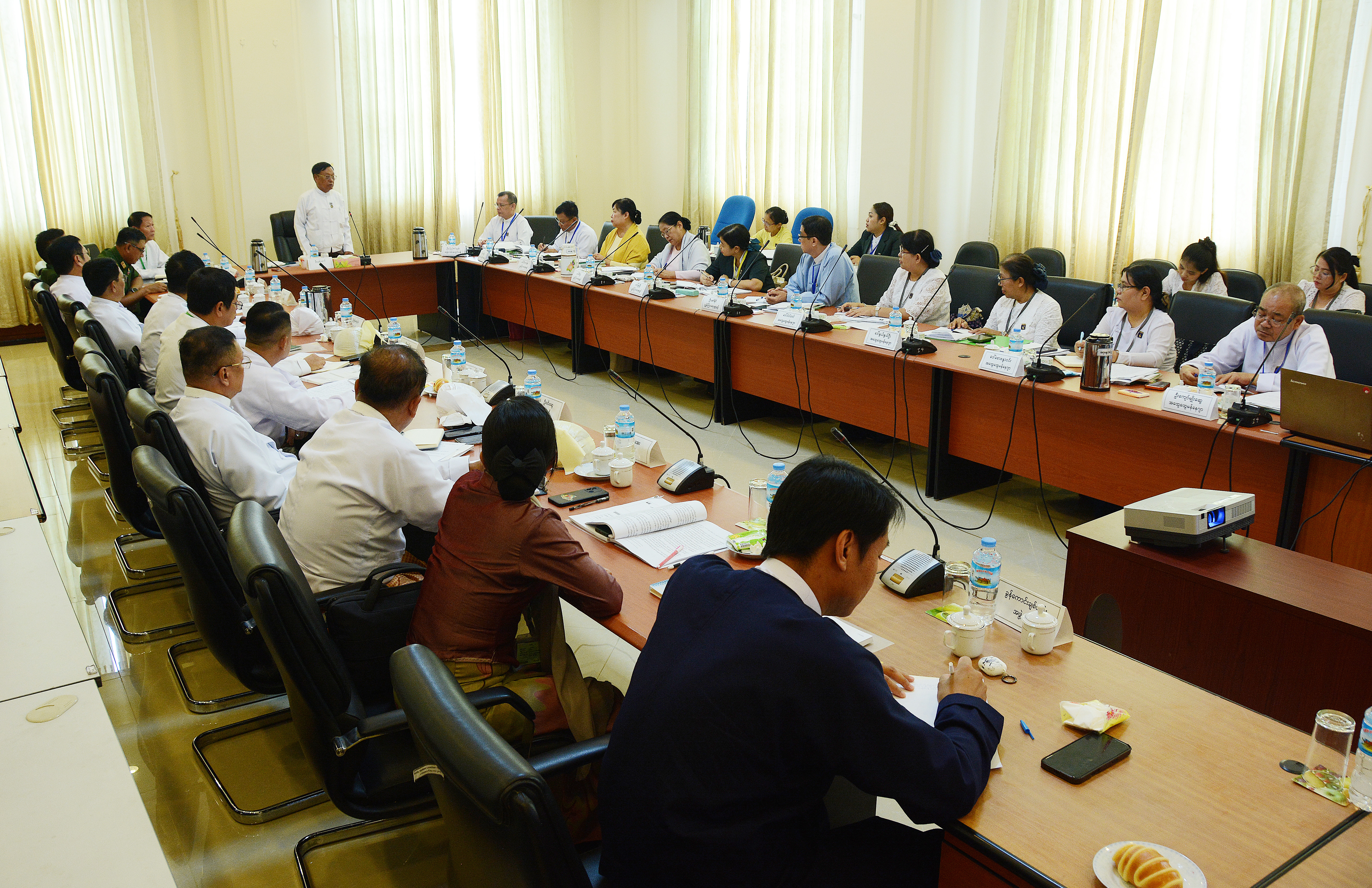 ပြည်သူ့လွှတ်တော် စီမံကိန်းနှင့်ဘဏ္ဍာရေးဖွံ့ဖြိုးတိုးတက်မှုကော်မတီ  ဥက္ကဋ္ဌ ဦးညွန့်ဆောင်  ဘဏ္ဍာရေးနှင့်အခွန်ဝန်ကြီးဌာနမှ တာဝန်ရှိသူများနှင့်တွေ့ဆုံ