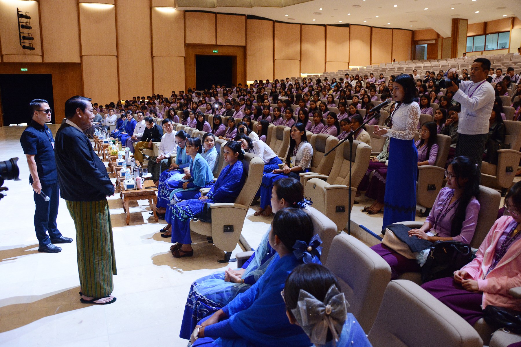 ပြည်သူ့လွှတ်တော်ဥက္ကဋ္ဌ ဦးခင်ရီ ပြည်သူ့လွှတ်တော်သို့ လာရောက်လေ့လာကြသည့် Naypyitaw State Academy မှ ဒုတိယပါမောက္ခချုပ် ဦးဆောင်သည့် ဆရာ၊  ဆရာမများနှင့် ကျောင်းသားကျောင်းသူများအားတွေ့ဆုံ