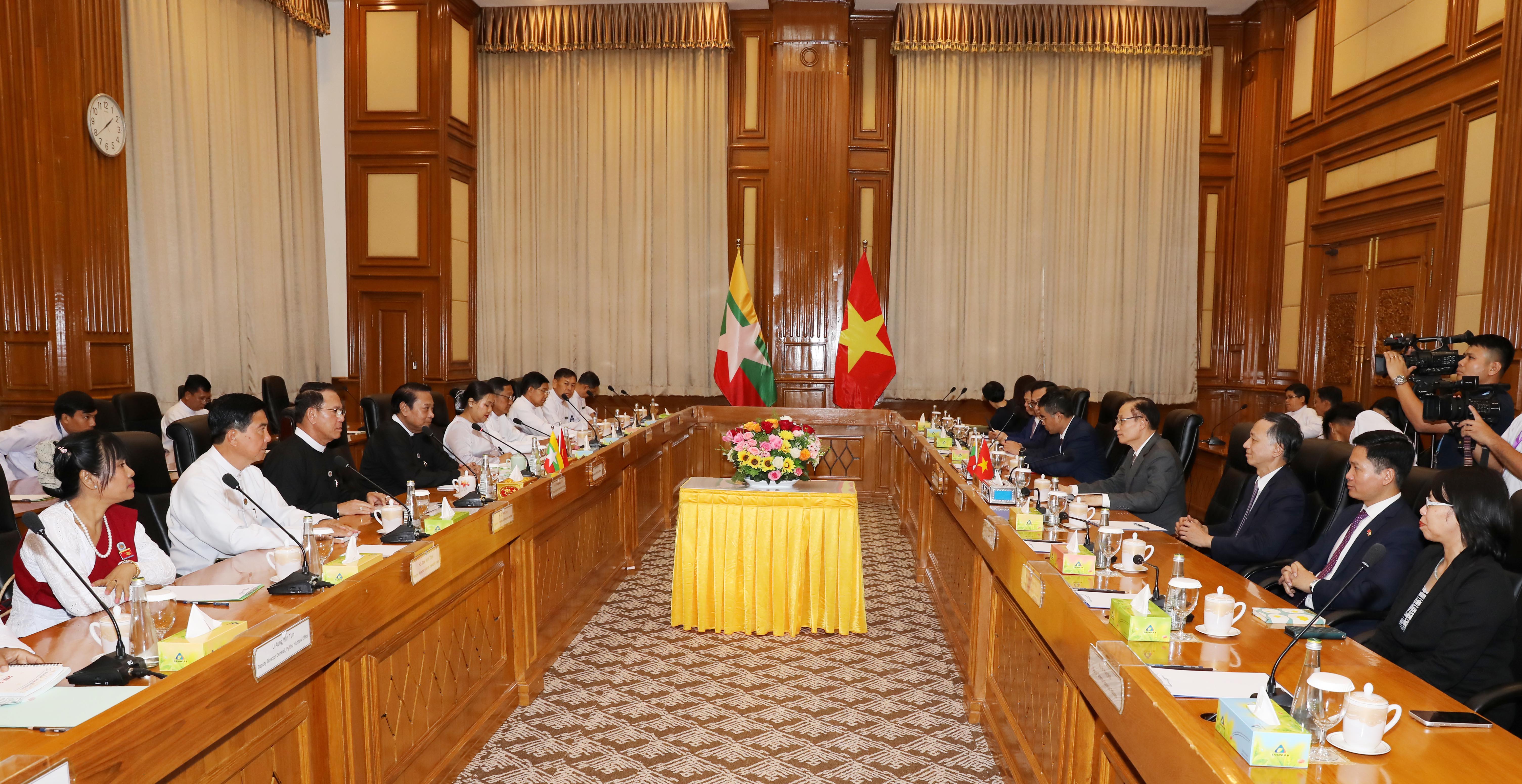 ပြည်သူ့လွှတ်တော်ဥက္ကဋ္ဌ ဦးခင်ရီ  ဗီယက်နမ်နိုင်ငံ၊ နိုင်ငံခြားရေးဝန်ကြီး ဦးဆောင်သည့်ကိုယ်စားလှယ်အဖွဲ့အား လက်ခံတွေ့ဆုံ