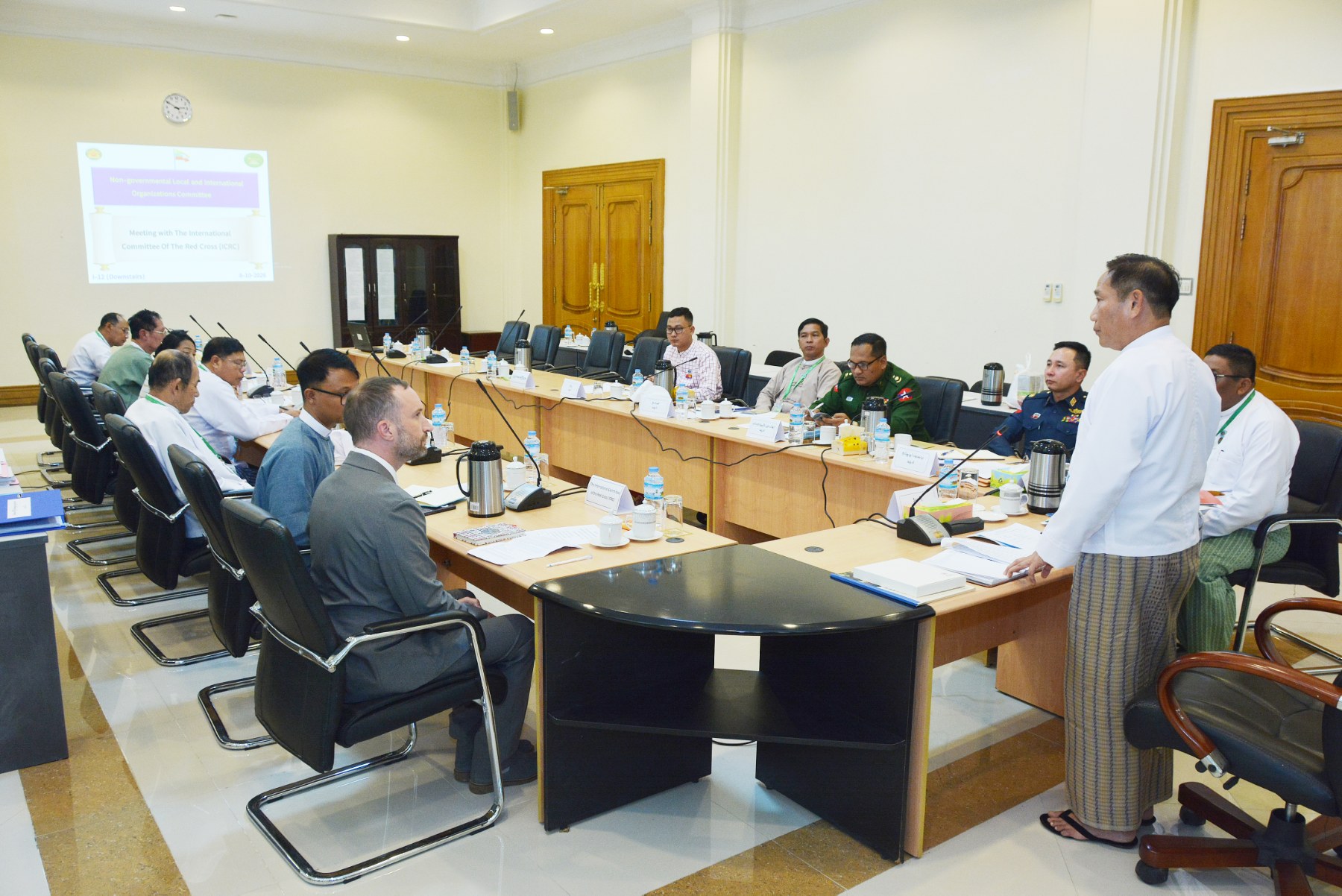 ပြည်သူ့လွှတ်တော်၊ အစိုးရမဟုတ်သော ပြည်တွင်း/ပြည်ပ အဖွဲ့အစည်းများဆိုင်ရာ ကော်မတီ ဥက္ကဋ္ဌ ဦးသက်ပုံ အပြည်ပြည်ဆိုင်ရာ ကြက်ခြေနီကော်မတီ (ICRC) မှ တာဝန်ရှိပုဂ္ဂိုလ် Mr.Ross Farmery အား လက်ခံတွေ့ဆုံ