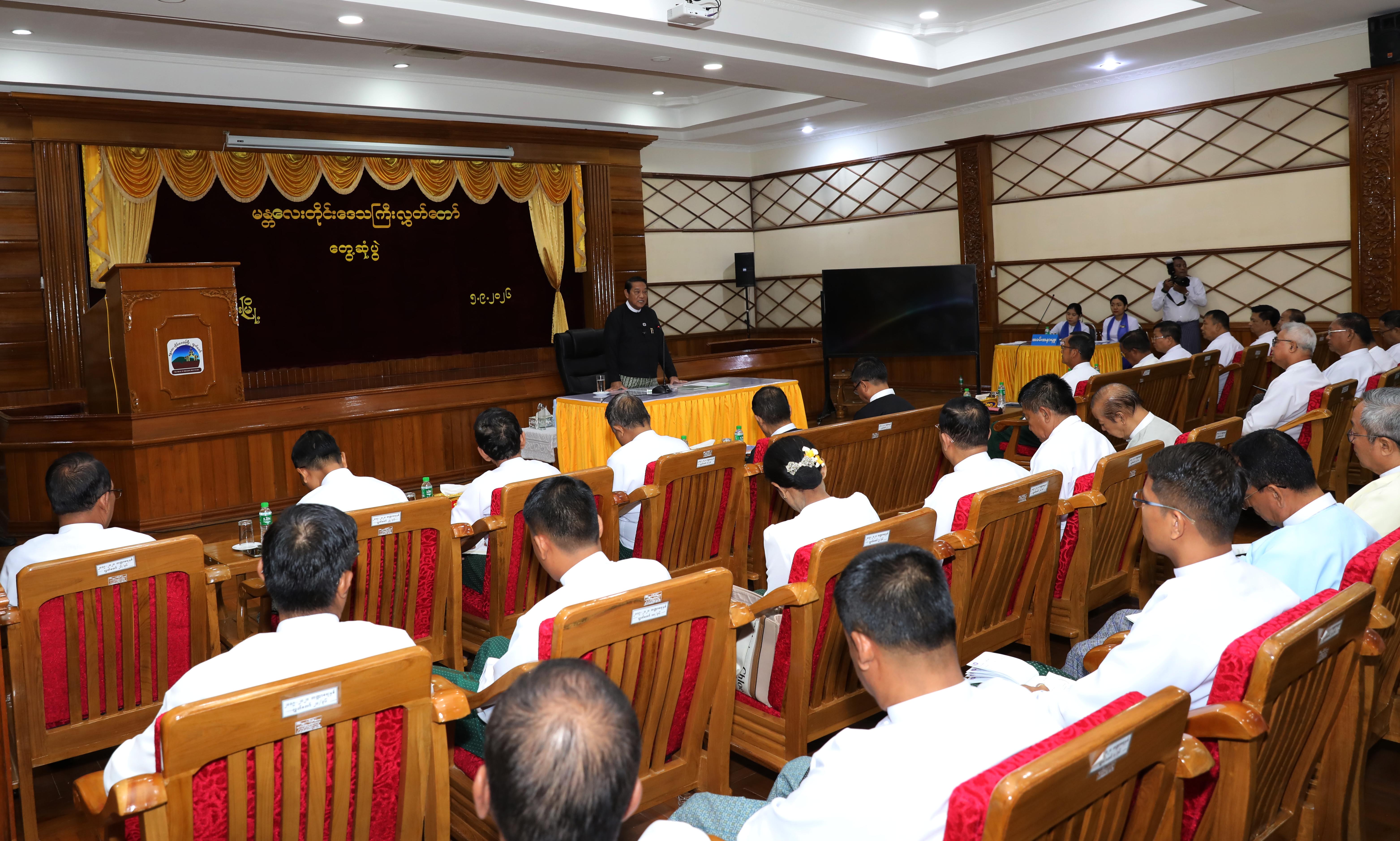 ပြည်သူ့လွှတ်တော်ဥက္ကဋ္ဌဦးခင်ရီသည်မန္တလေးတိုင်းဒေသကြီးအတွင်းရှိလွှတ်တော်ကိုယ်စားလှယ်များ၊ရေးရာကော်မတီဥက္ကဋ္ဌများ၊အတွင်းရေးမှူးများနှင့်တွေ့ဆုံတိုင်းဒေသကြီးလွှတ်တော်ရုံးဝန်ထမ်းသားသမီးများအားပညာသင်ထောက်ပံ့ငွေများနှင့်စားသောက်ကုန်ပစ္စည်းများထောက်ပံ့ပေးအပ်