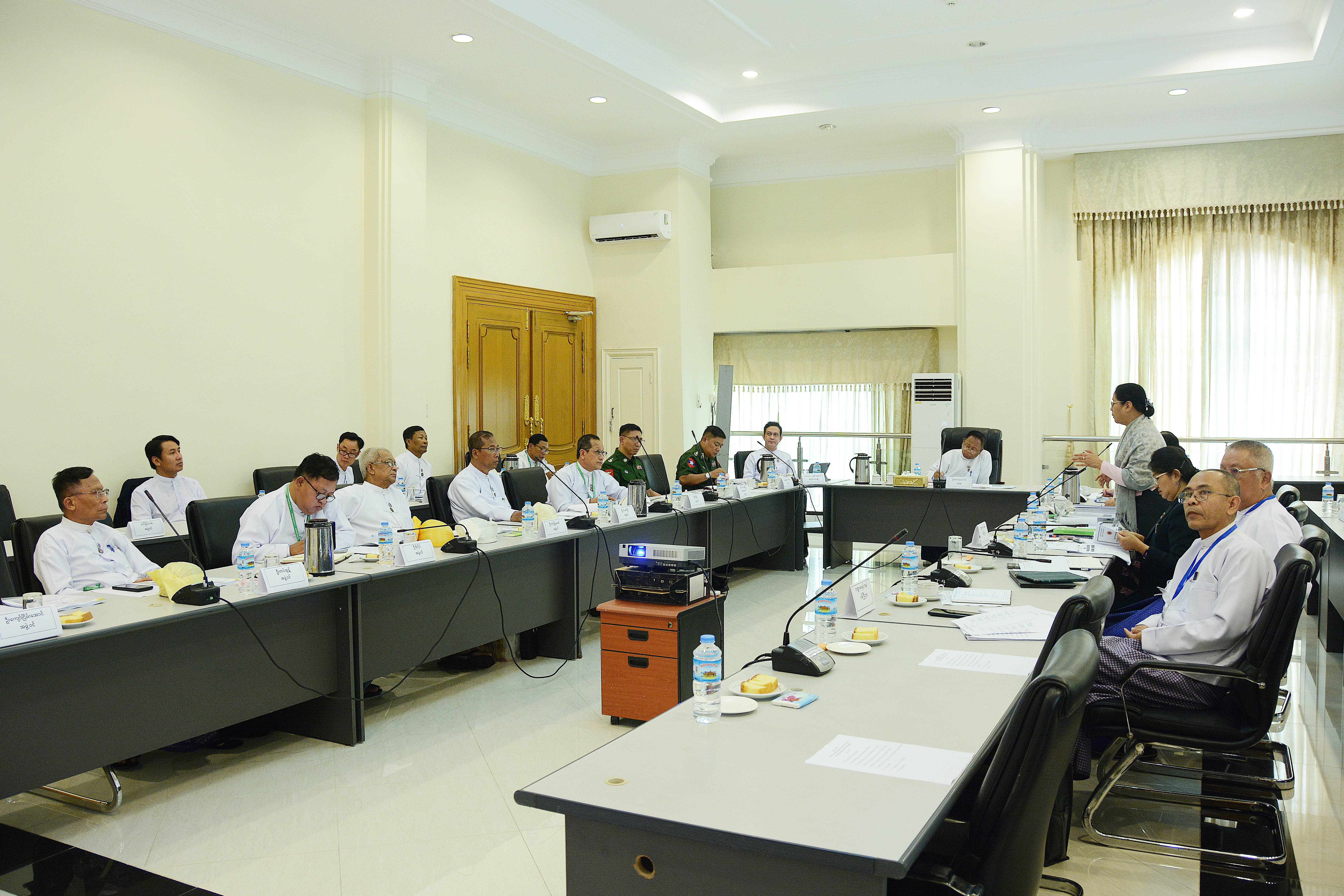 ပြည်သူ့လွှတ်တော် ဘဏ်များနှင့်ငွေကြေးဆိုင်ရာ ဖွံ့ဖြိုးတိုးတက်ရေးကော်မတီ ဥက္ကဋ္ဌ ဦးမောင်မောင်တင့် ဘဏ္ဍာရေးနှင့်အခွန်ဝန်ကြီးဌာနမှ တာဝန်ရှိသူများနှင့်တွေ့ဆုံ