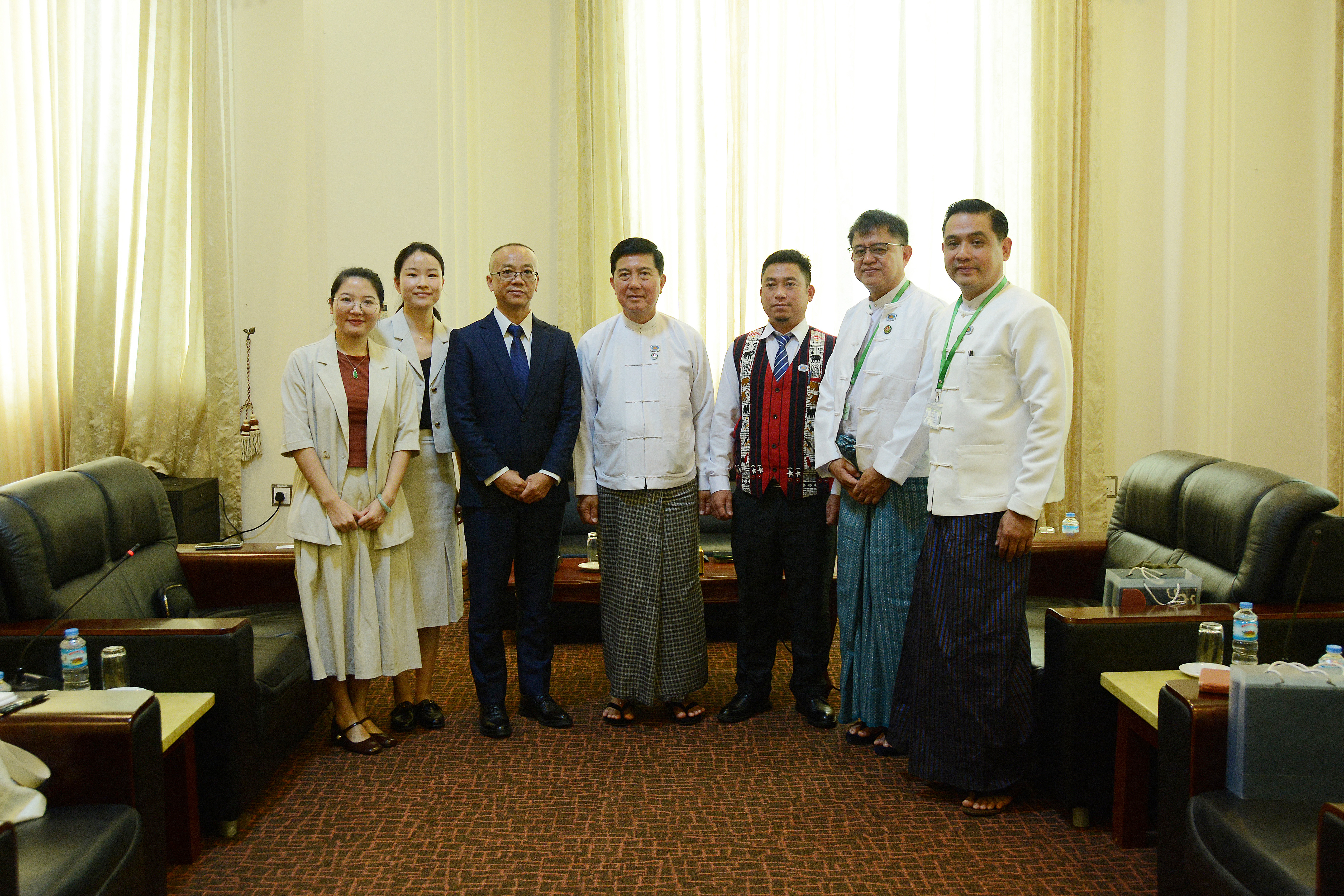 ပြည်သူ့လွှတ်တော်၊ နိုင်ငံတကာဆက်ဆံရေးကော်မတီဥက္ကဋ္ဌ ဒေါက်တာပွင့်ဆန်း ရန်ကုန်မြို့၊ တရုတ်သံရုံးမှ သံမှူး Mr.Wang Daopan ဦးဆောင်သောအဖွဲ့အား  လက်ခံတွေ့ဆုံ