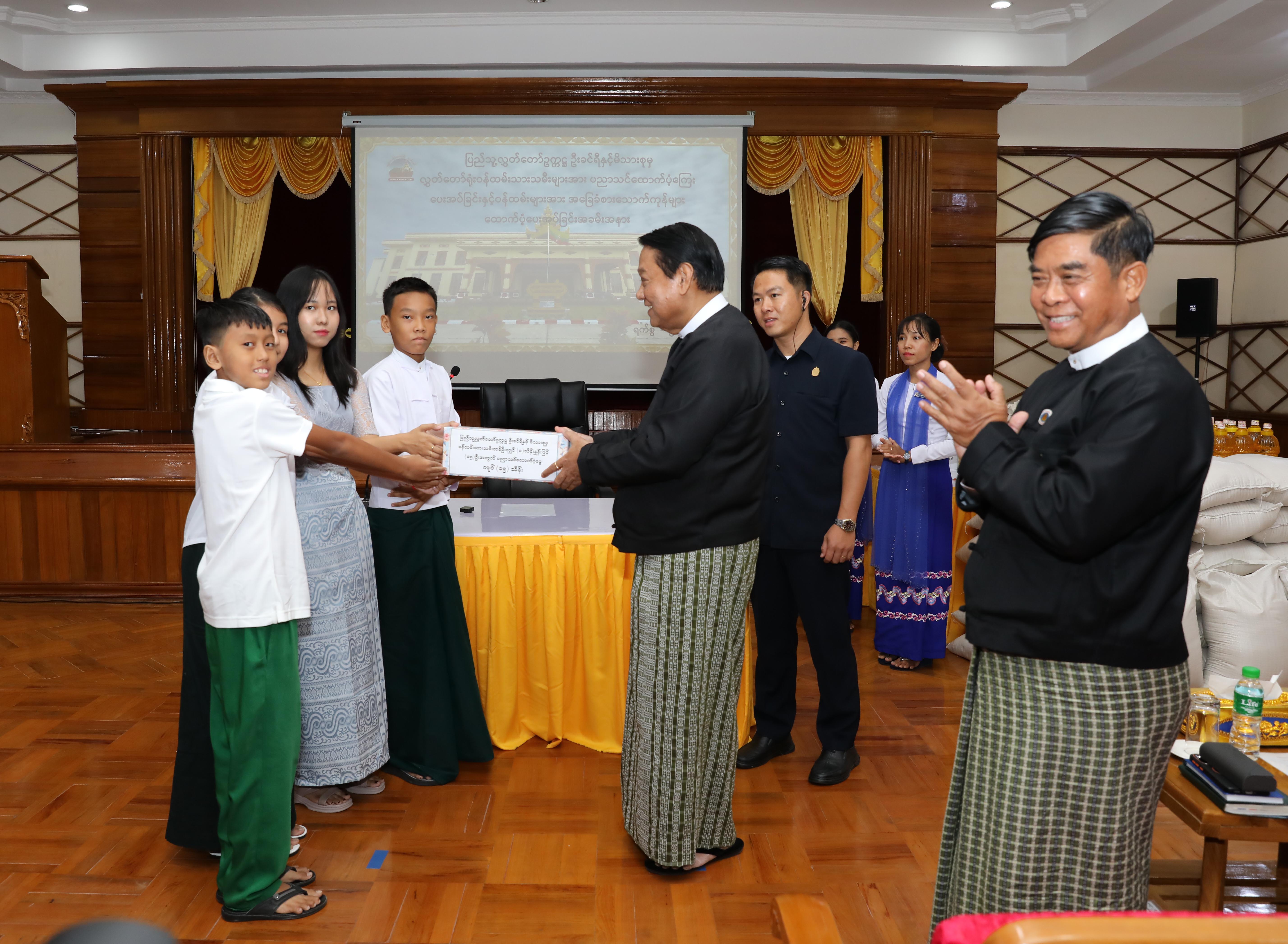 ပြည်သူ့လွှတ်တော်ဥက္ကဋ္ဌဦးခင်ရီသည်မန္တလေးတိုင်းဒေသကြီးအတွင်းရှိလွှတ်တော်ကိုယ်စားလှယ်များ၊ရေးရာကော်မတီဥက္ကဋ္ဌများ၊အတွင်းရေးမှူးများနှင့်တွေ့ဆုံတိုင်းဒေသကြီးလွှတ်တော်ရုံးဝန်ထမ်းသားသမီးများအားပညာသင်ထောက်ပံ့ငွေများနှင့်စားသောက်ကုန်ပစ္စည်းများထောက်ပံ့ပေးအပ်