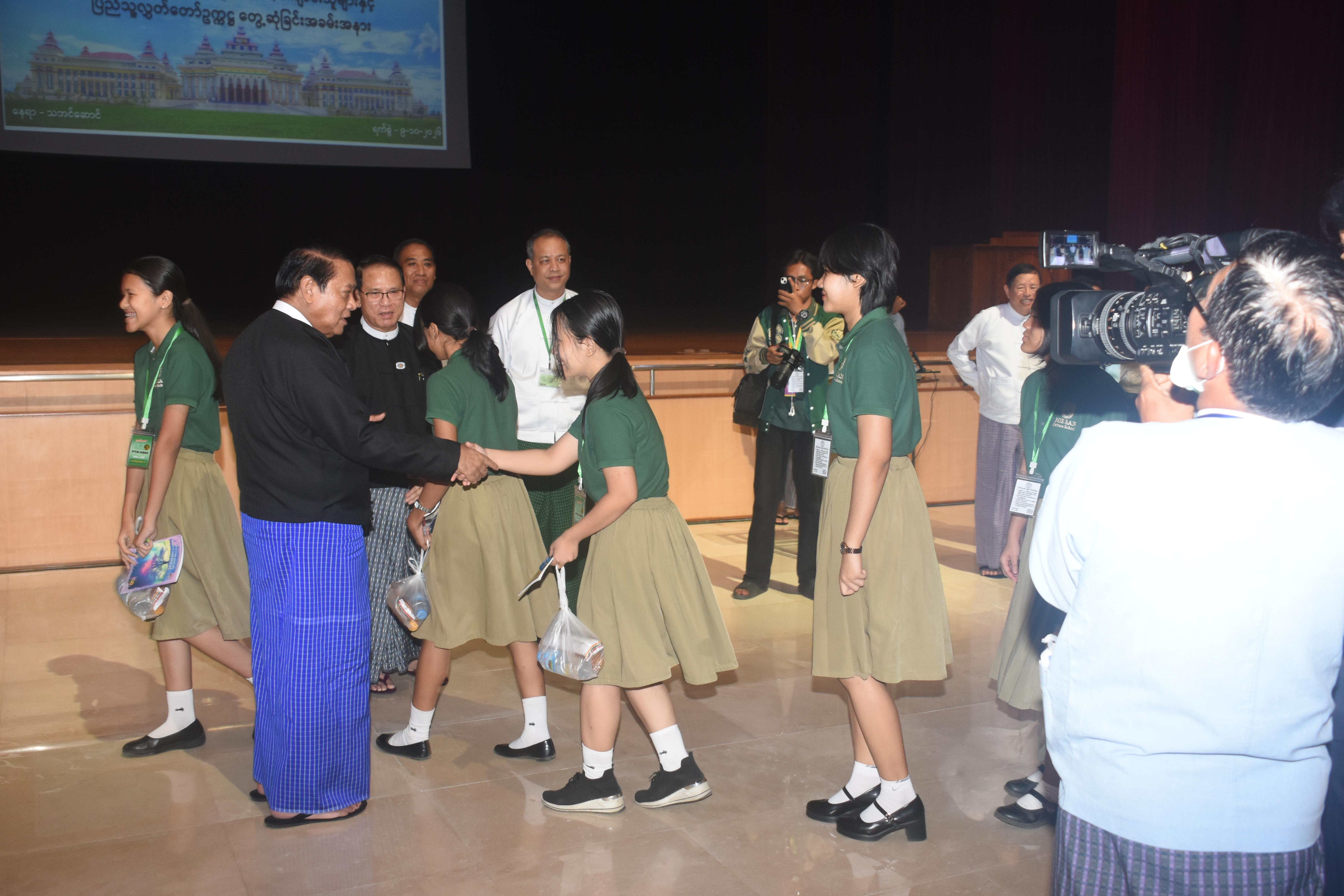 ပြည်သူ့လွှတ်တော်ဥက္ကဋ္ဌ ဦးခင်ရီတတိယအကြိမ်ပြည်သူ့လွှတ်တော်တတိယပုံမှန်အစည်းအဝေး(၁၄)ရက်မြောက်နေ့သို့လာရောက်လေ့လာသည့်စိုးစံကိုယ်ပိုင်အထက်တန်းကျောင်း(နေပြည်တော်)မှဆရာ၊ဆရာမများနှင့်ကျောင်းသား၊ကျောင်းသူများအားတွေ့ဆုံ