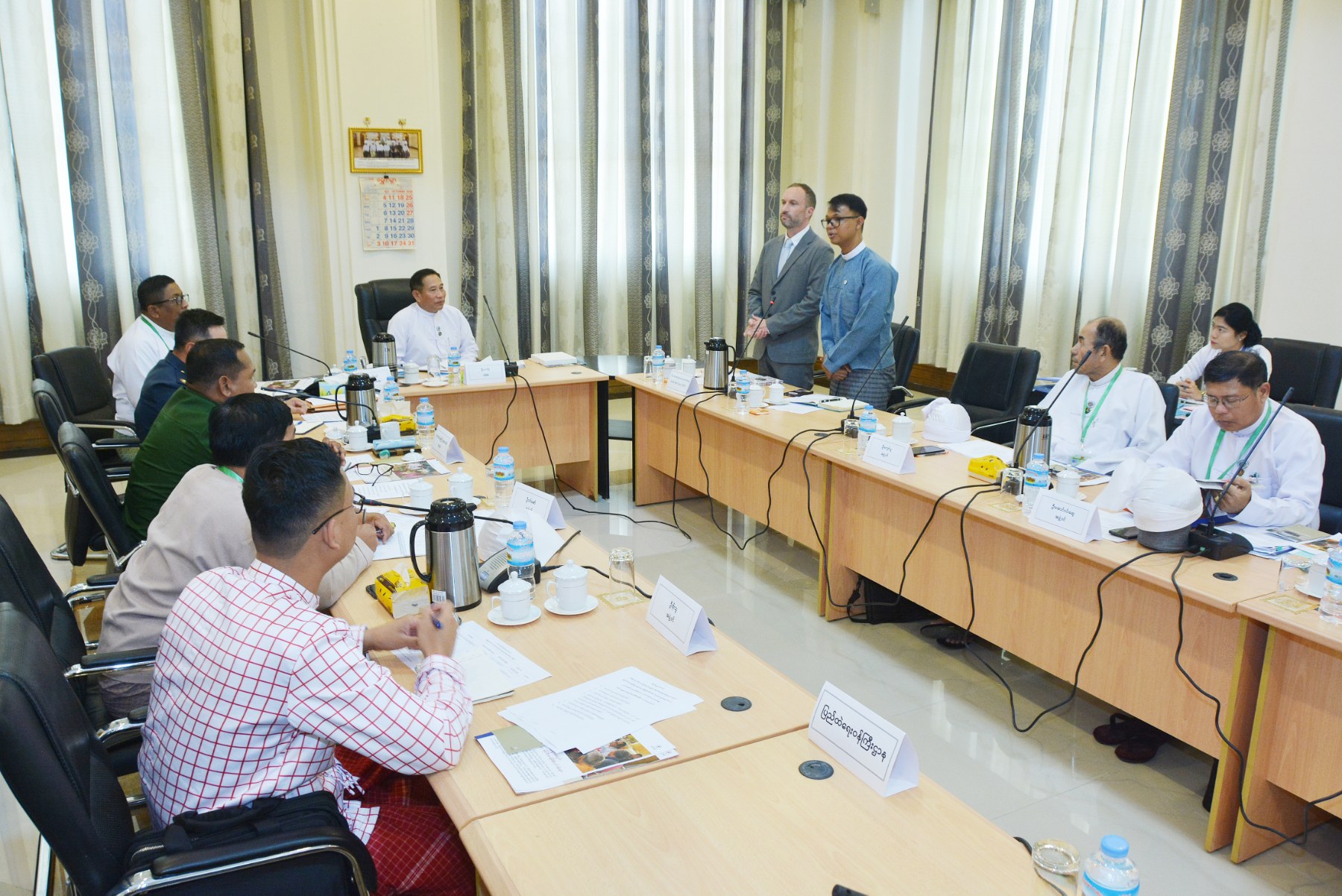 ပြည်သူ့လွှတ်တော်၊ အစိုးရမဟုတ်သော ပြည်တွင်း/ပြည်ပ အဖွဲ့အစည်းများဆိုင်ရာ ကော်မတီ ဥက္ကဋ္ဌ ဦးသက်ပုံ အပြည်ပြည်ဆိုင်ရာ ကြက်ခြေနီကော်မတီ (ICRC) မှ တာဝန်ရှိပုဂ္ဂိုလ် Mr.Ross Farmery အား လက်ခံတွေ့ဆုံ