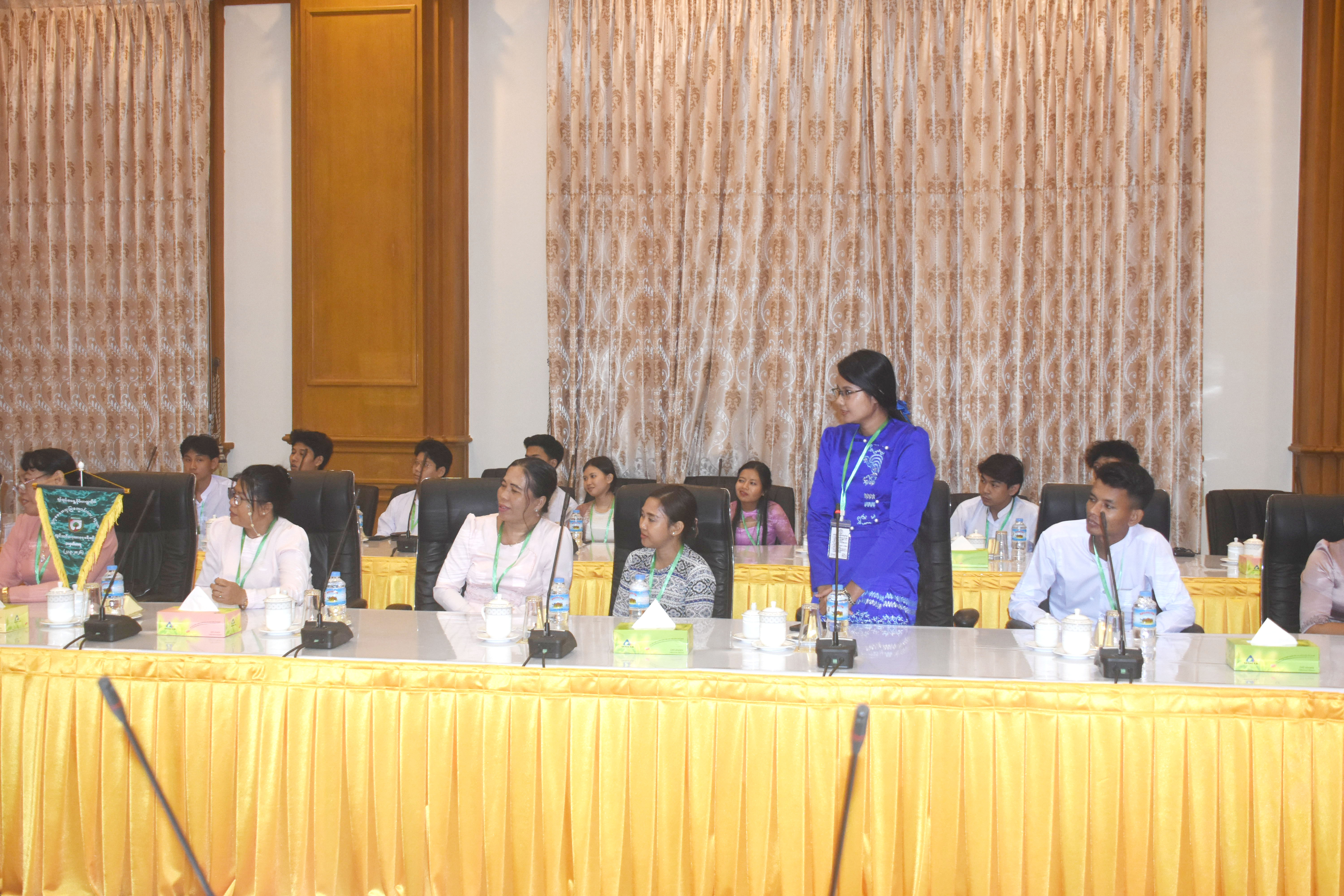 ပြည်သူ့လွှတ်တော်ဥက္ကဋ္ဌ ဦးခင်ရီ တတိယအကြိမ် ပြည်သူ့လွှတ်တော် တတိယပုံမှန်အစည်းအဝေး တတိယမြောက်နေ့သို့ လာရောက်လေ့လာသည့် ရန်ကုန်အရှေ့ပိုင်းတက္ကသိုလ်မှ ဆရာမများ နှင့် ကျောင်းသား၊ ကျောင်းသူများအား တွေ့ဆုံ