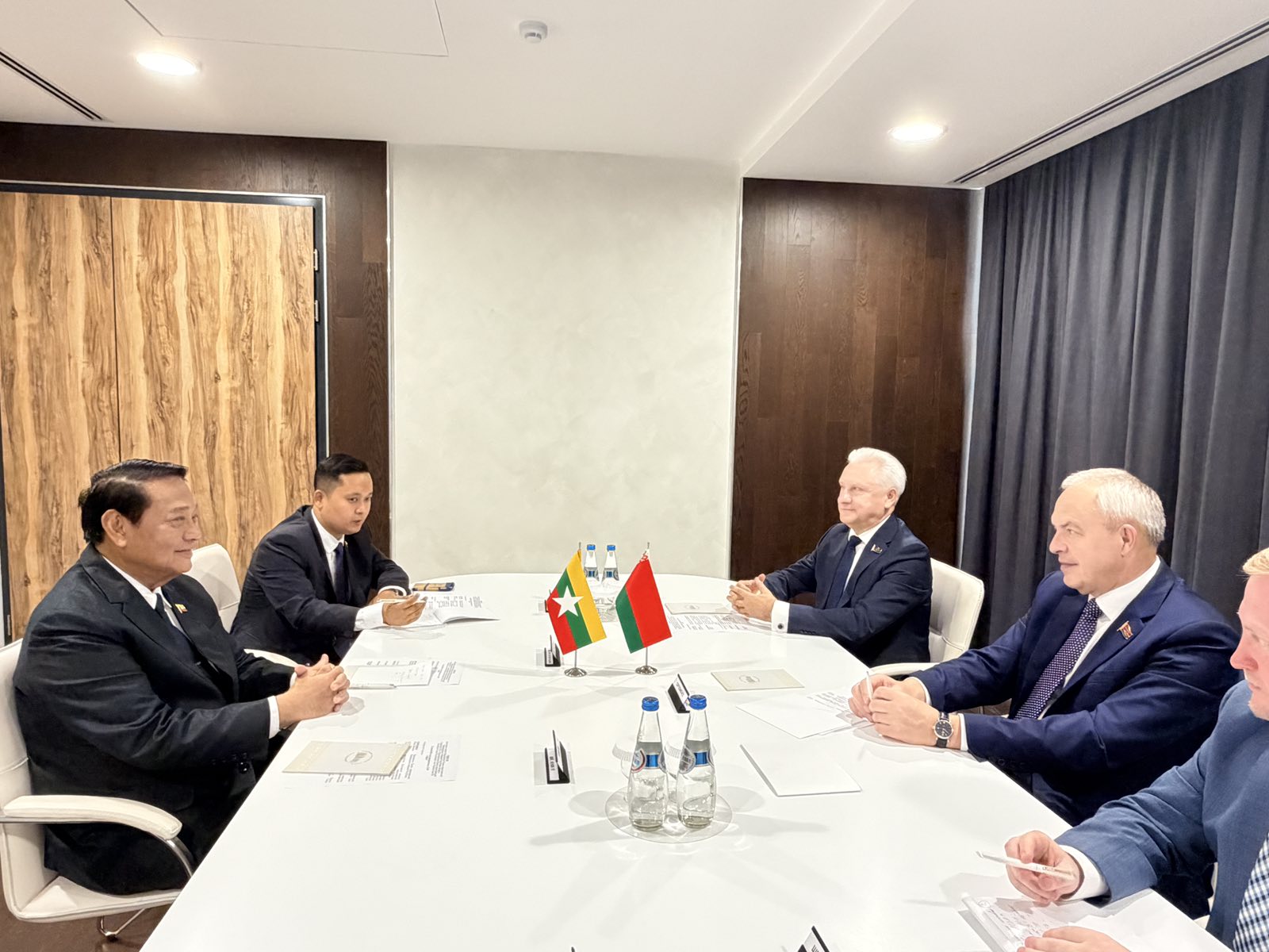 ပြည်သူ့လွှတ်တော်ဥက္ကဋ္ဌ ဦးခင်ရီ ဖိုရမ်သို့တက်ရောက် မိန့်ခွန်းပြောကြားခြင်း
