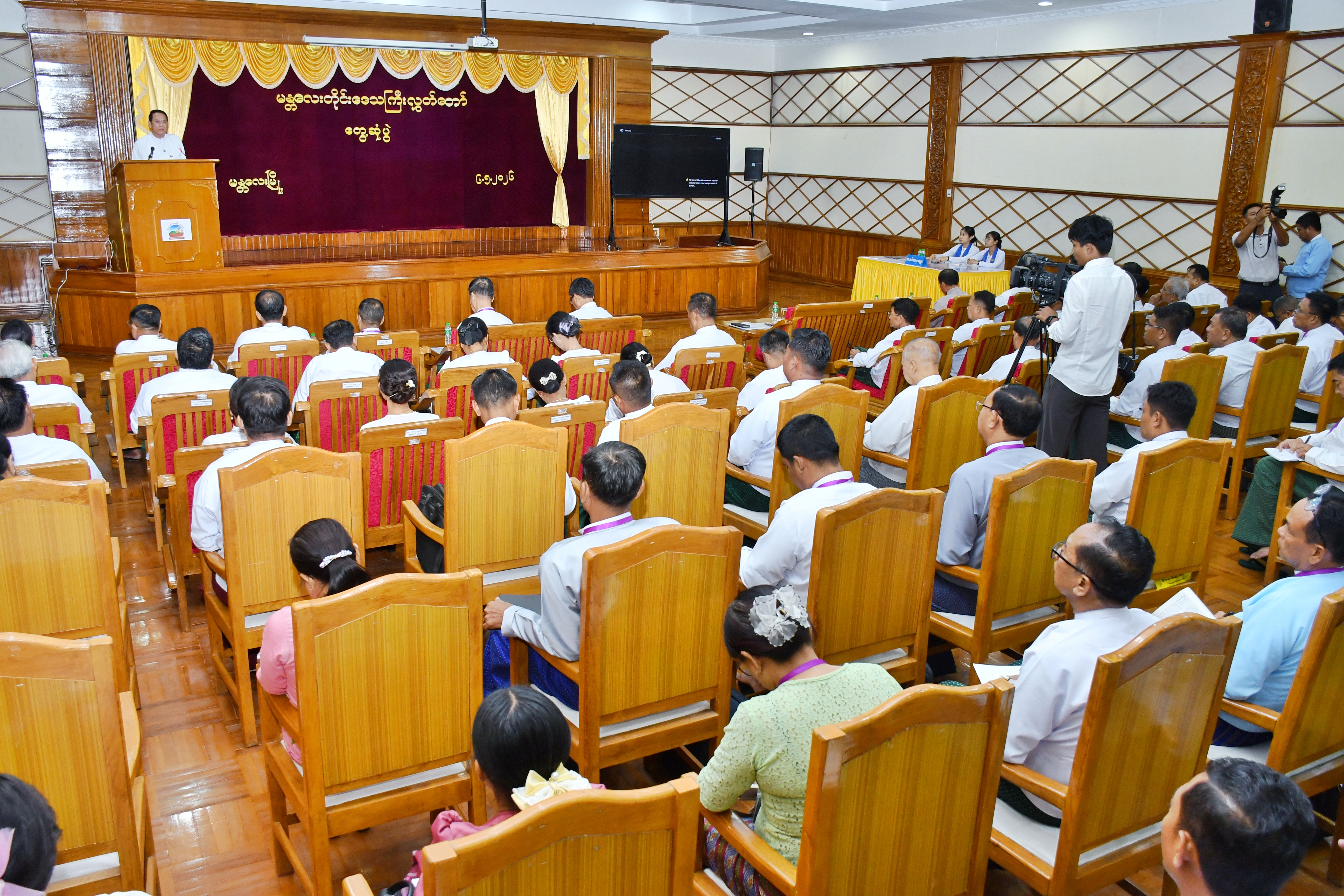ပြည်သူ့လွှတ်တော် ဒုတိယဥက္ကဋ္ဌ ဦးမောင်မောင်အုန်း မန္တလေးတိုင်းဒေသကြီးလွှတ်တော်ဥက္ကဋ္ဌ၊ ဒုတိယဥက္ကဋ္ဌ၊ ပြည်သူ့လွှတ်တော်၊ အမျိုးသားလွှတ်တော်၊ တိုင်းဒေသကြီးလွှတ်တော် ကိုယ်စားလှယ်များအား တွေ့ဆုံ