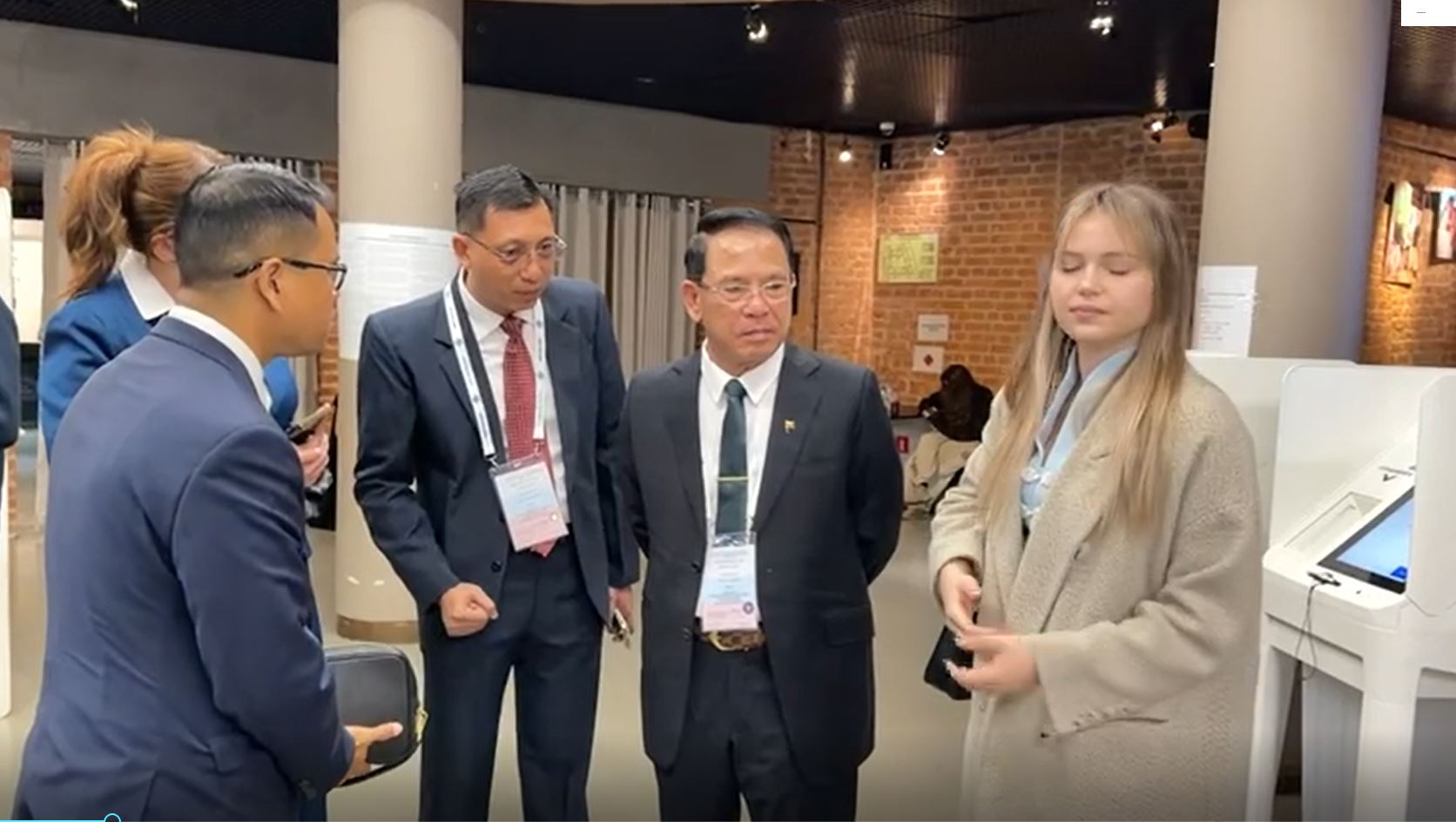ပြည်သူ့လွှတ်တော် ဒုတိယဥက္ကဌ ဦးမောင်မောင်အုန်းနှင့် အဖွဲ့ မော်စကိုမြို့၌ မဲရုံများအား ကြည့်ရှုလေ့လာ