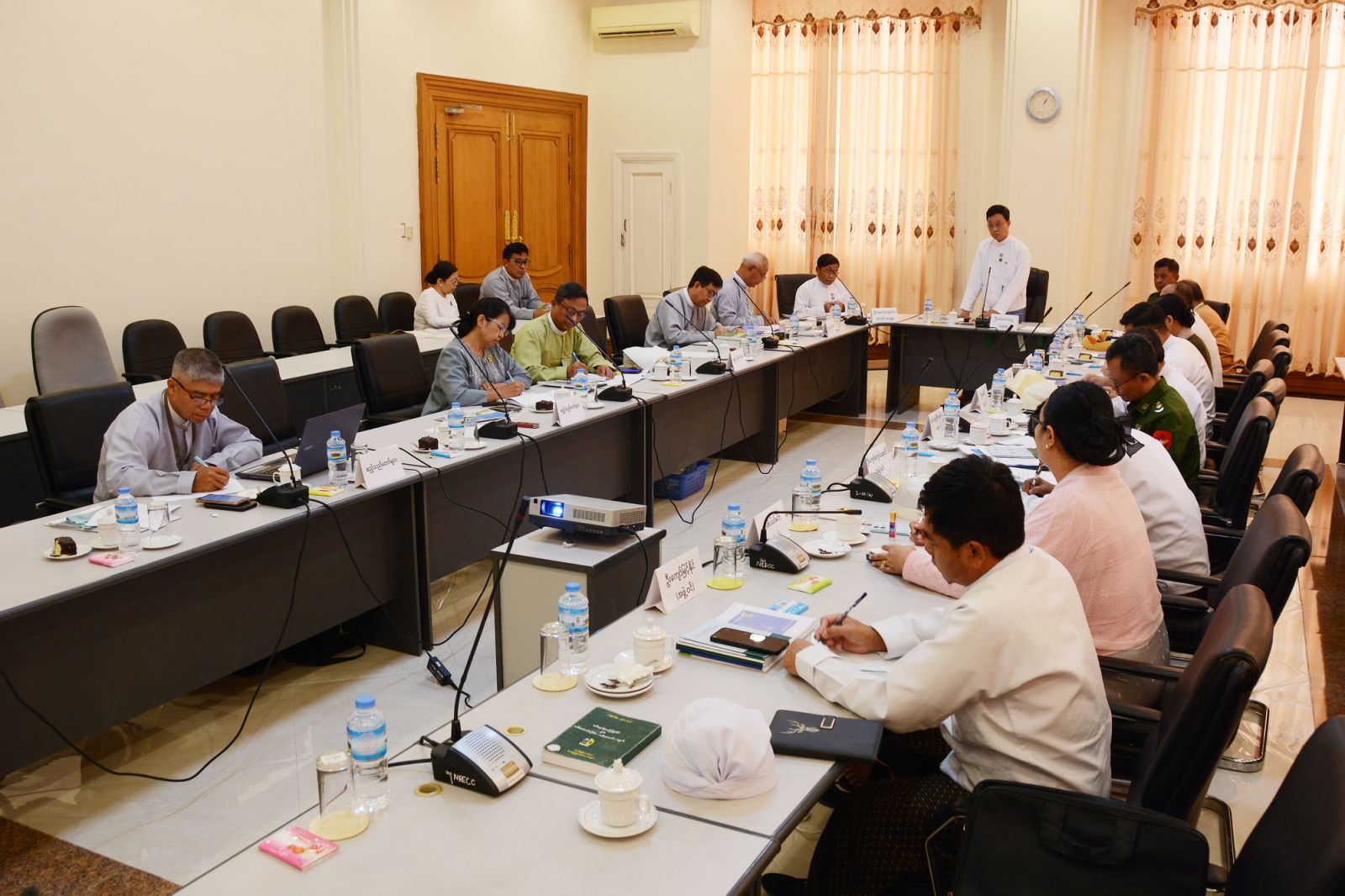 ပြည်သူ့လွှတ်တော် သတ္တု၊ သယံဇာတနှင့် ပတ်ဝန်းကျင် ထိန်းသိမ်းရေးဆိုင်ရာ ကော်မတီဥက္ကဋ္ဌ ဦးခင်မောင်ဋ္ဌေး သယံဇာတနှင့် သဘာဝပတ်ဝန်းကျင် ထိန်းသိမ်းရေးဝန်ကြီးဌာနမှ တာဝန်ရှိသူများနှင့်တွေ့ဆုံ
