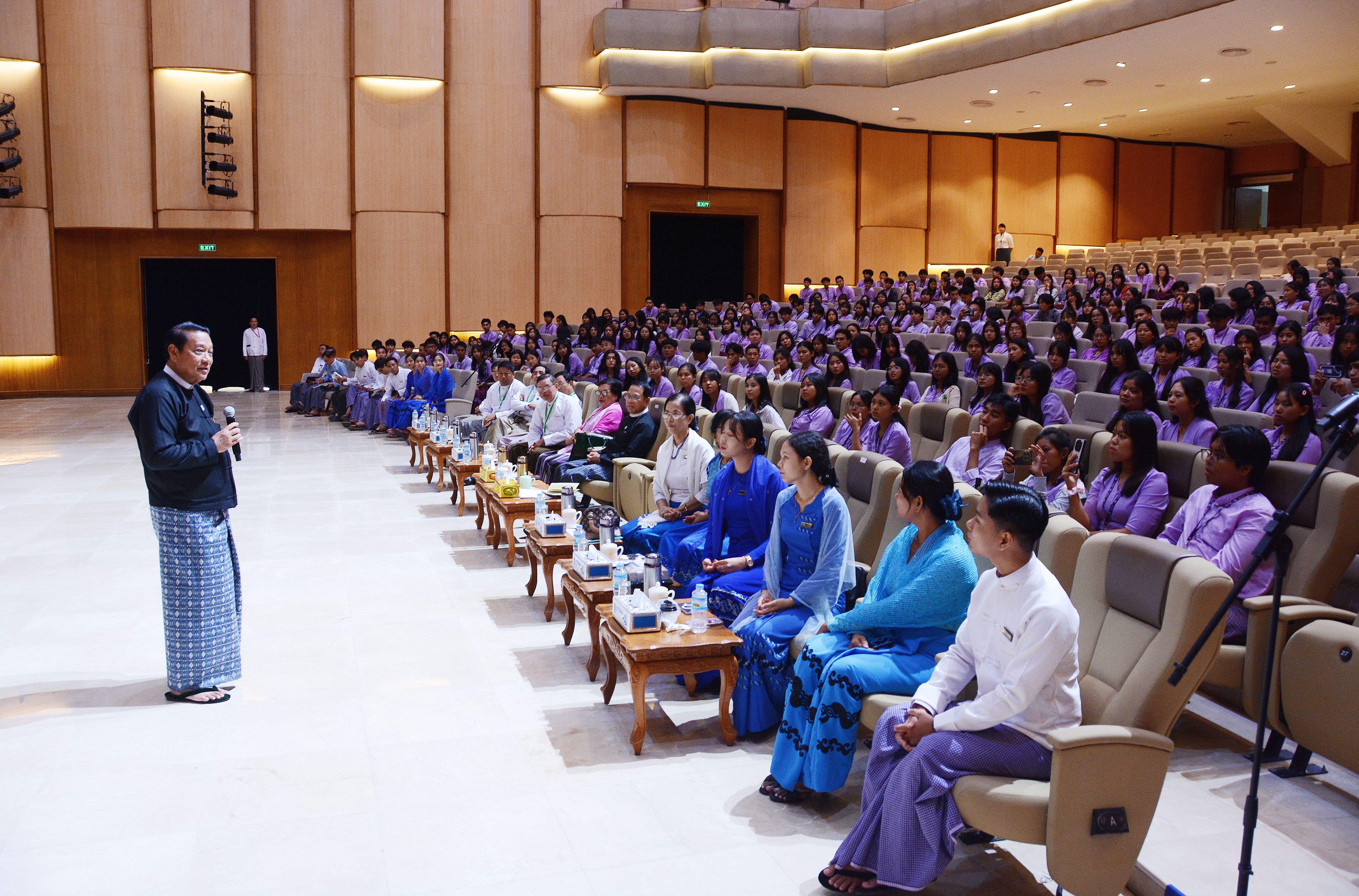 ပြည်သူ့လွှတ်တော်ဥက္ကဋ္ဌ ဦးခင်ရီ တတိယအကြိမ် ပြည်သူ့လွှတ်တော်  ဒုတိယပုံမှန်အစည်းအဝေး (၁၈) ရက်မြောက်နေ့သို့ လာရောက်လေ့လာသည့် Naypyitaw State Academyမှ ဆရာ၊ဆရာမများနှင့် ကျောင်းသား၊ ကျောင်းသူများအား တွေ့ဆုံ