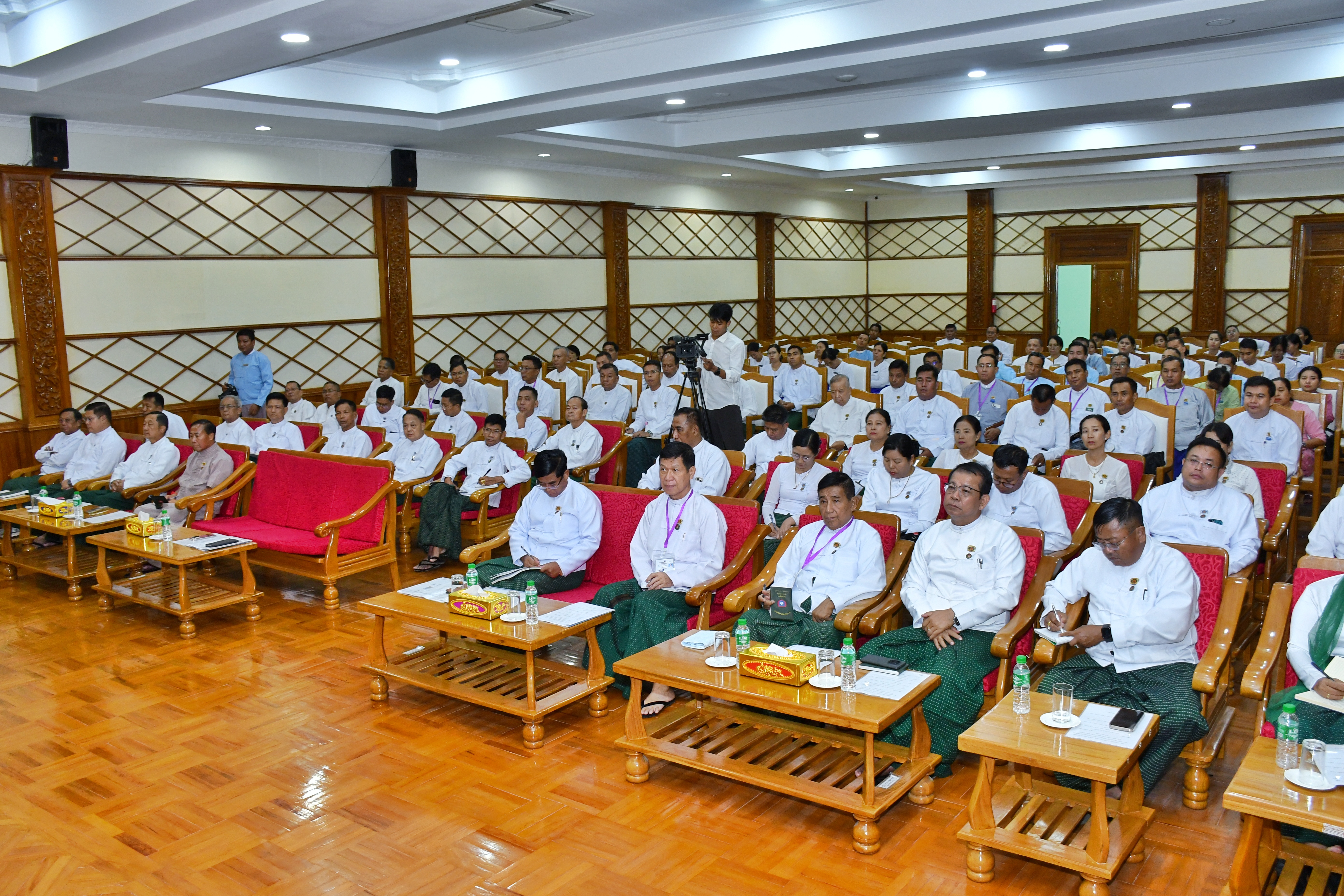 ပြည်သူ့လွှတ်တော် ဒုတိယဥက္ကဋ္ဌ ဦးမောင်မောင်အုန်း မန္တလေးတိုင်းဒေသကြီးလွှတ်တော်ဥက္ကဋ္ဌ၊ ဒုတိယဥက္ကဋ္ဌ၊ ပြည်သူ့လွှတ်တော်၊ အမျိုးသားလွှတ်တော်၊ တိုင်းဒေသကြီးလွှတ်တော် ကိုယ်စားလှယ်များအား တွေ့ဆုံ