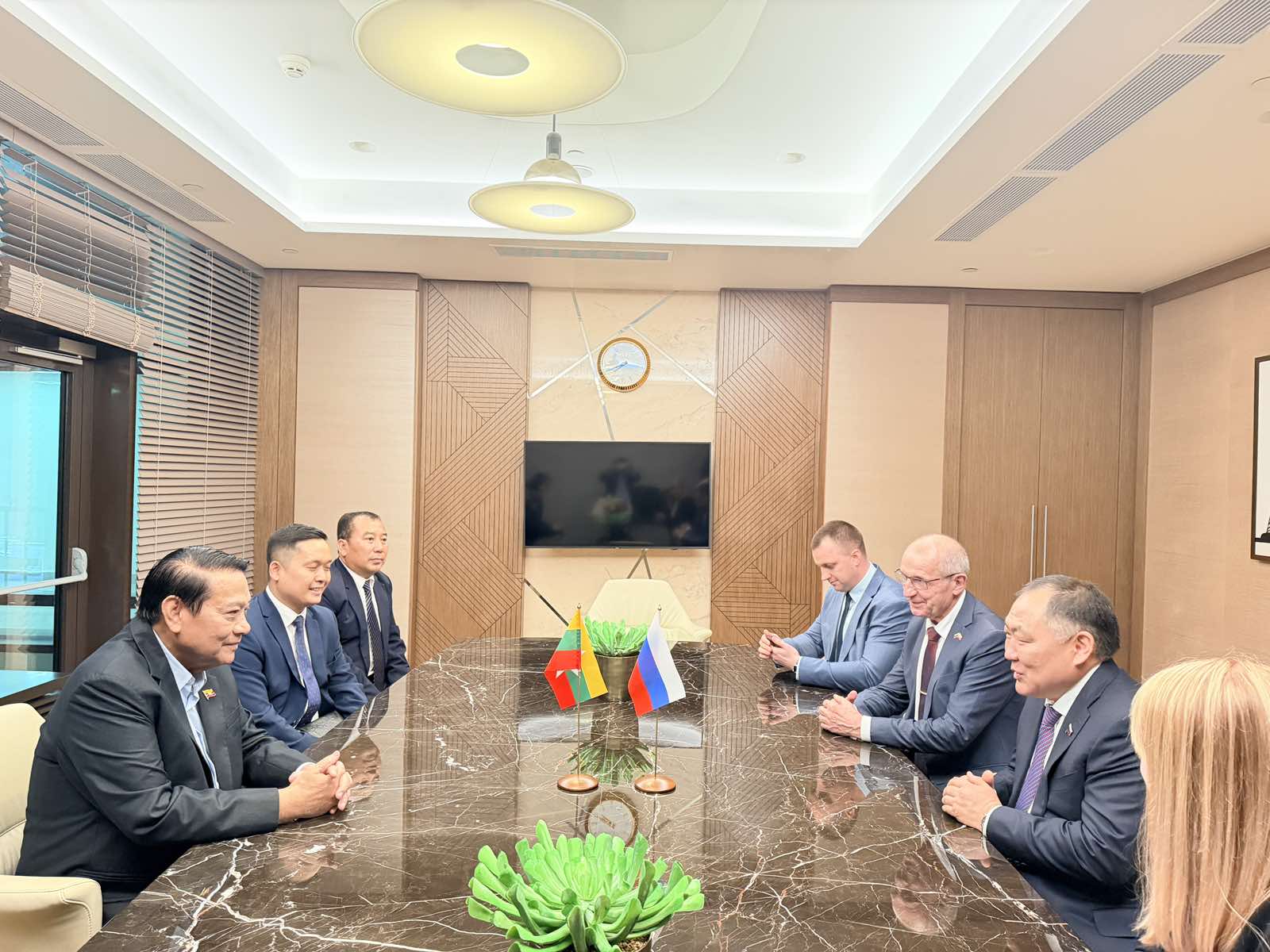 ပြည်သူ့လွှတ်တော်ဥက္ကဋ္ဌ ဦးခင်ရီ နှင့်အဖွဲ့ဝင်များ ရုရှားနိုင်ငံ၊ မော်စကိုသို့  ရောက်ရှိခြင်း