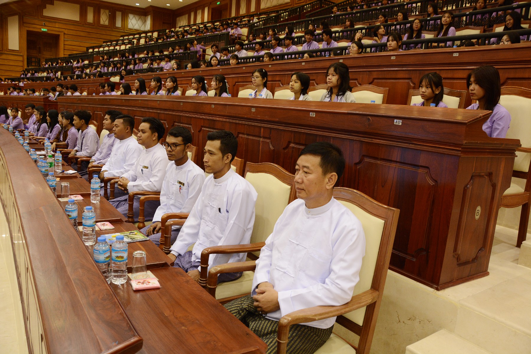 ပြည်သူ့လွှတ်တော်ဥက္ကဋ္ဌ ဦးခင်ရီ ပြည်သူ့လွှတ်တော်သို့ လာရောက်လေ့လာကြသည့် Naypyitaw State Academy မှ ဒုတိယပါမောက္ခချုပ် ဦးဆောင်သည့် ဆရာ၊  ဆရာမများနှင့် ကျောင်းသားကျောင်းသူများအားတွေ့ဆုံ